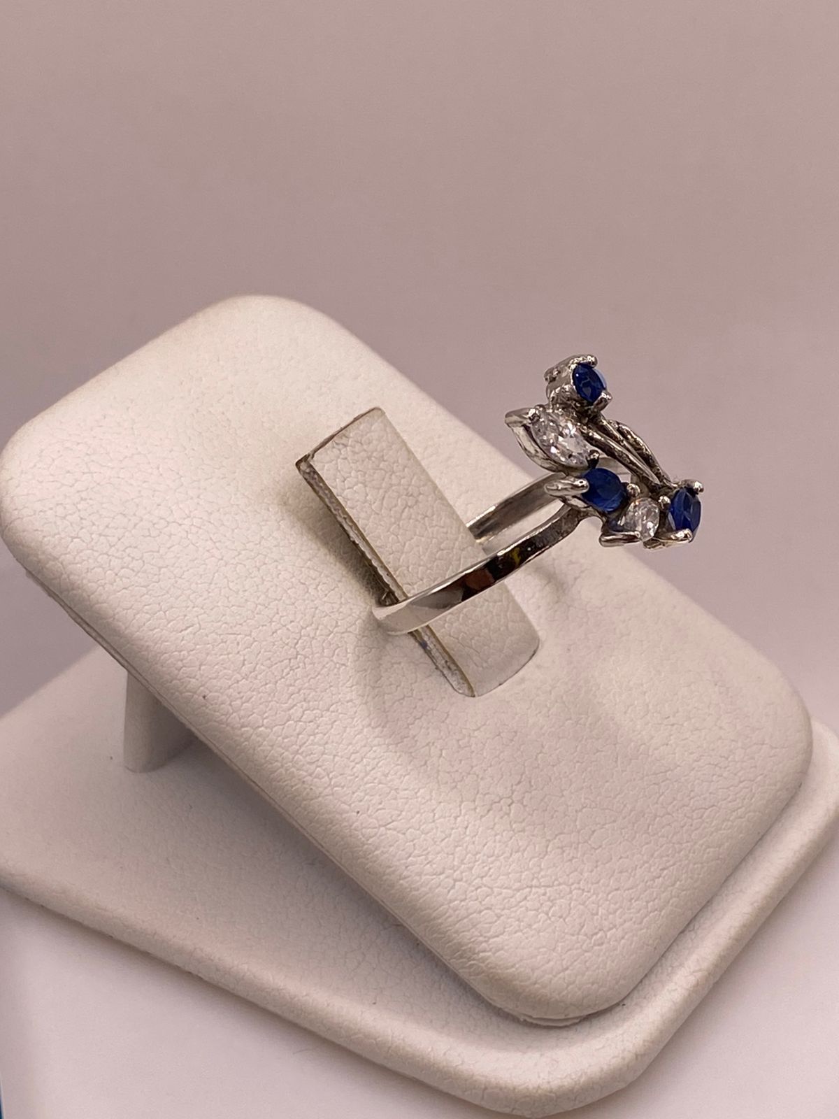Anillo de Plata 925 con Zirconias Azules y Blancas, Diseño Floral Abstracto