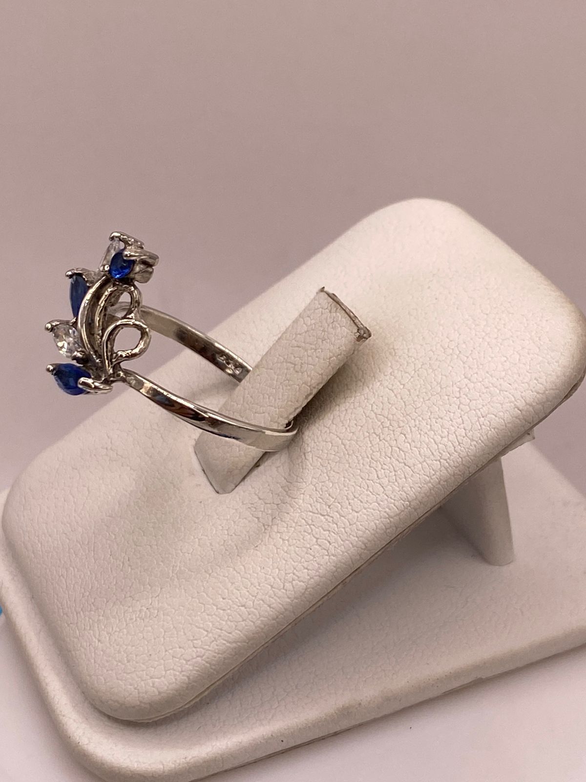 Anillo de Plata 925 con Zirconias Azules y Blancas, Diseño Floral Abstracto