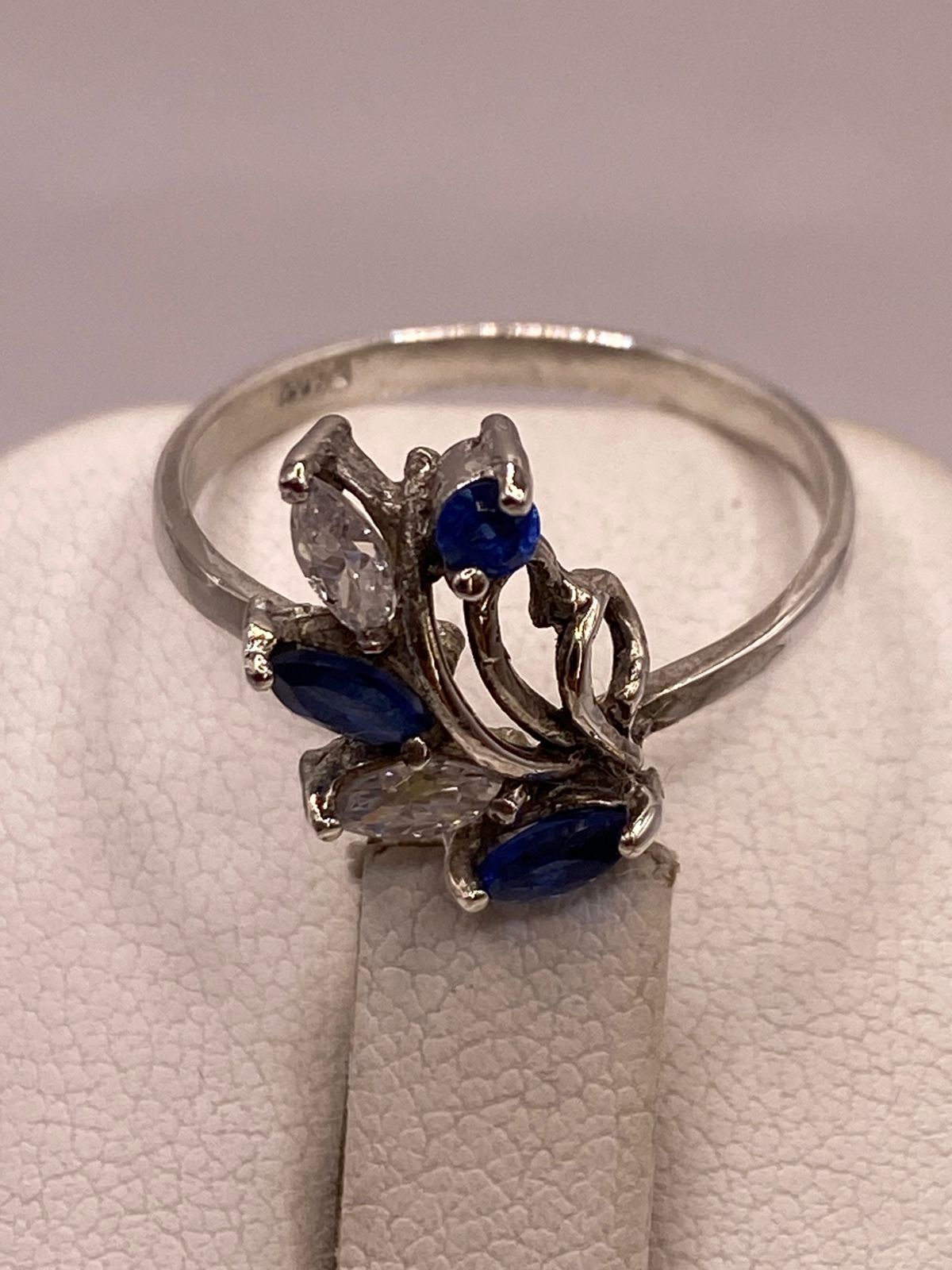 Anillo de Plata 925 con Zirconias Azules y Blancas, Diseño Floral Abstracto