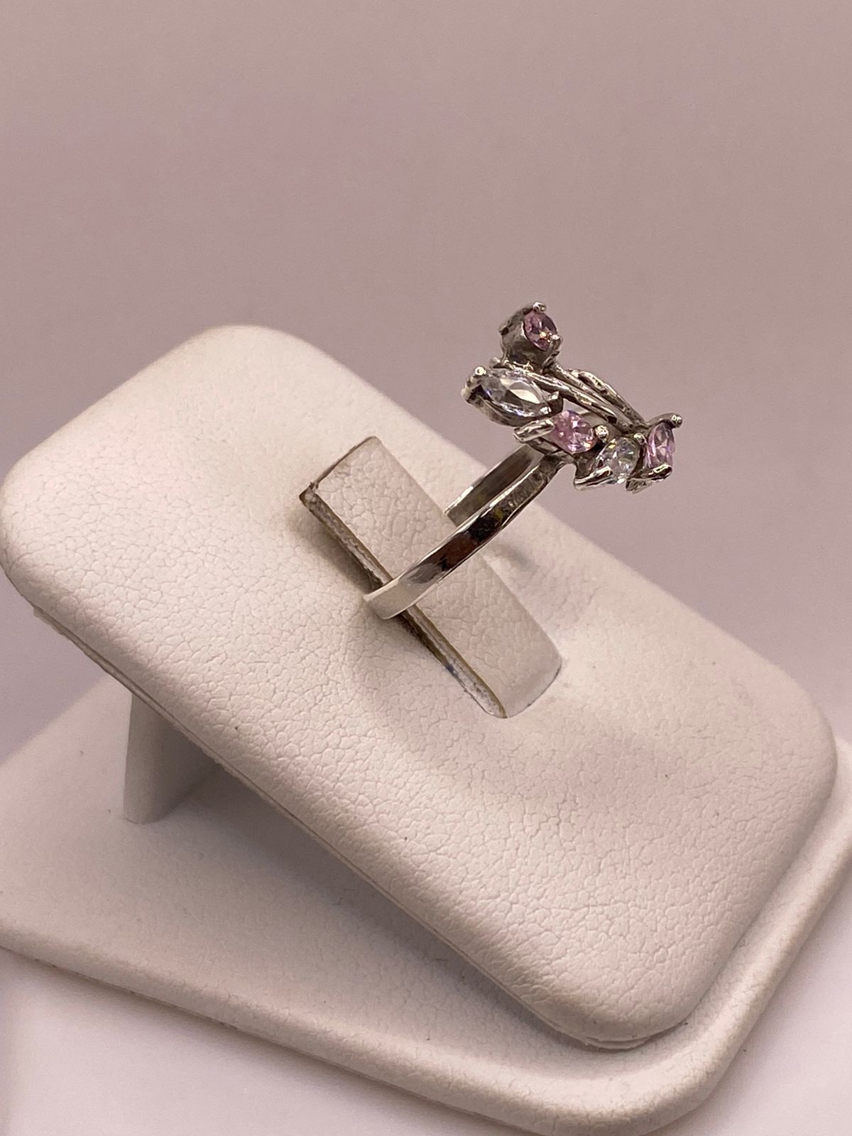ANILLO DE PLATA 925 CON ZIRCONIAS ROSAS Y BLANCAS, DISEÑO FLORAL ABSTRACTO