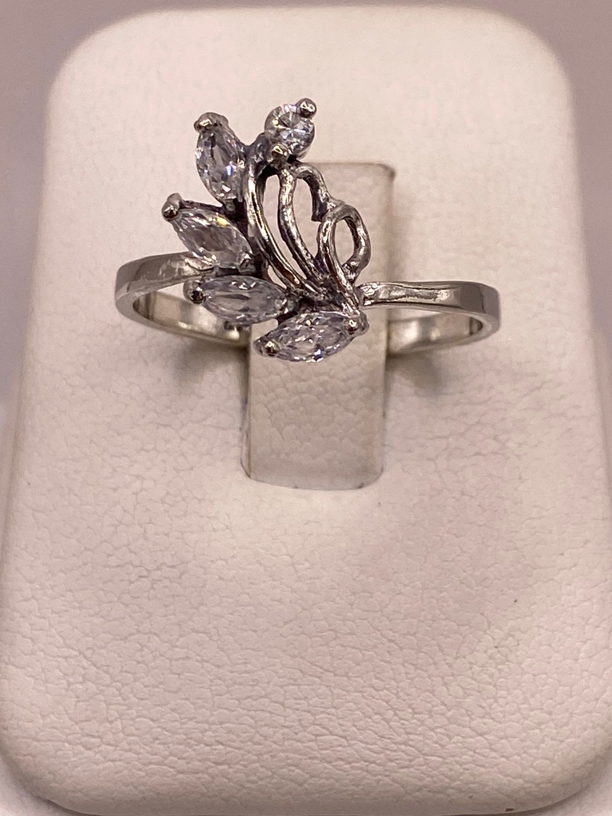 Anillo de Plata 925 con Zirconias Blancas Facetadas, Diseño Floral Abstracto