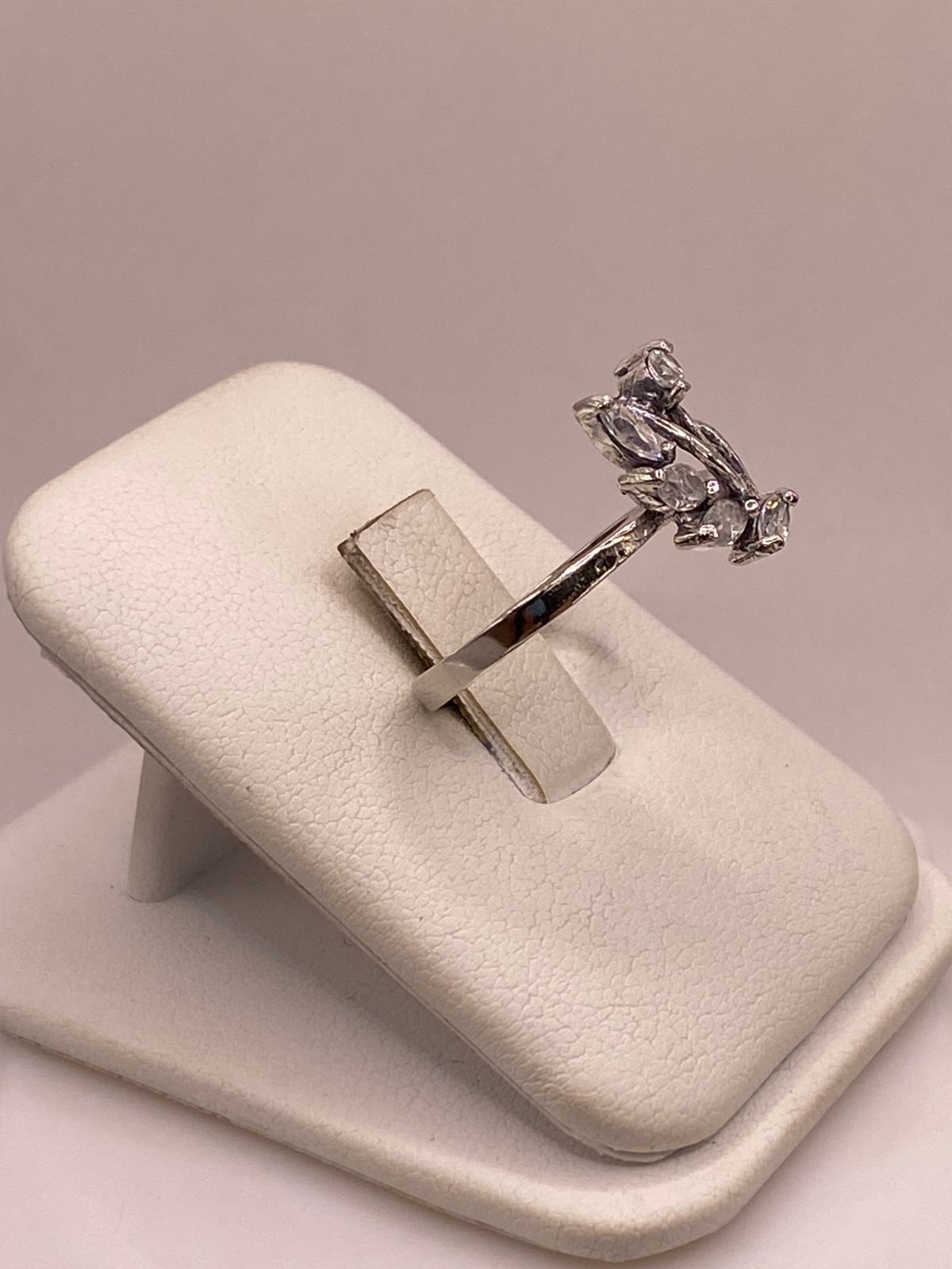 Anillo de Plata 925 con Zirconias Blancas Facetadas, Diseño Floral Abstracto