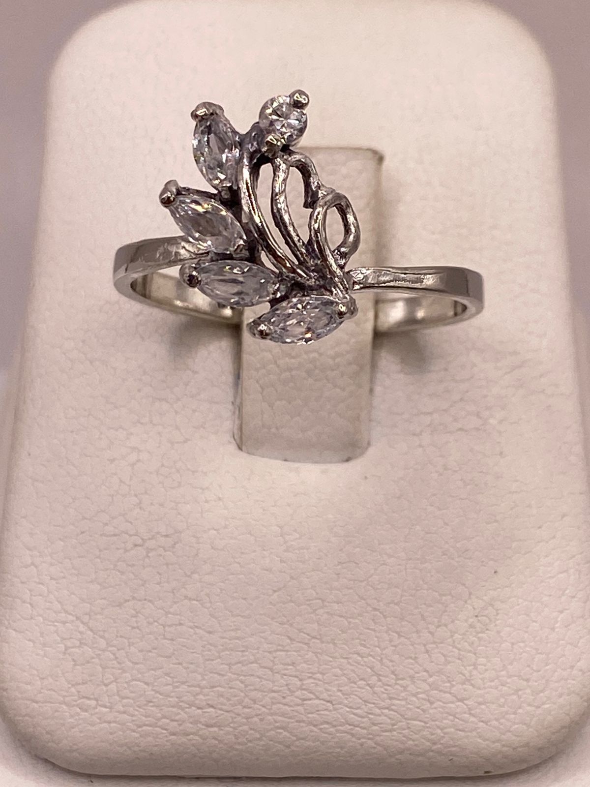 Anillo de Plata 925 con Zirconias Blancas Facetadas, Diseño Floral Abstracto
