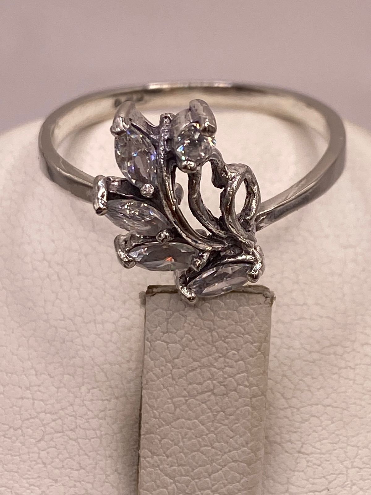 Anillo de Plata 925 con Zirconias Blancas Facetadas, Diseño Floral Abstracto