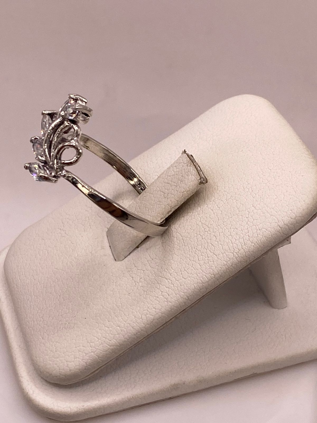 Anillo de Plata 925 con Zirconias Blancas Facetadas, Diseño Floral Abstracto
