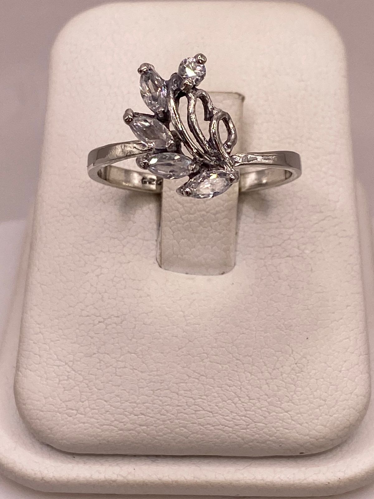 Anillo de Plata 925 con Zirconias Blancas Facetadas, Diseño Floral Abstracto