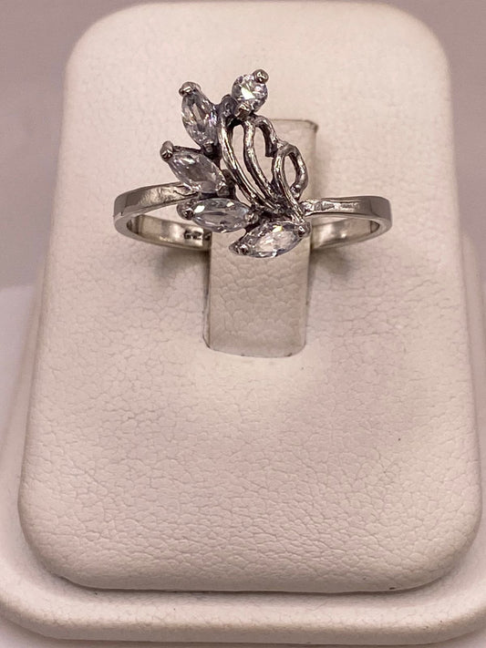 Anillo de Plata 925 con Zirconias Blancas Facetadas, Diseño Floral Abstracto, vista frontal