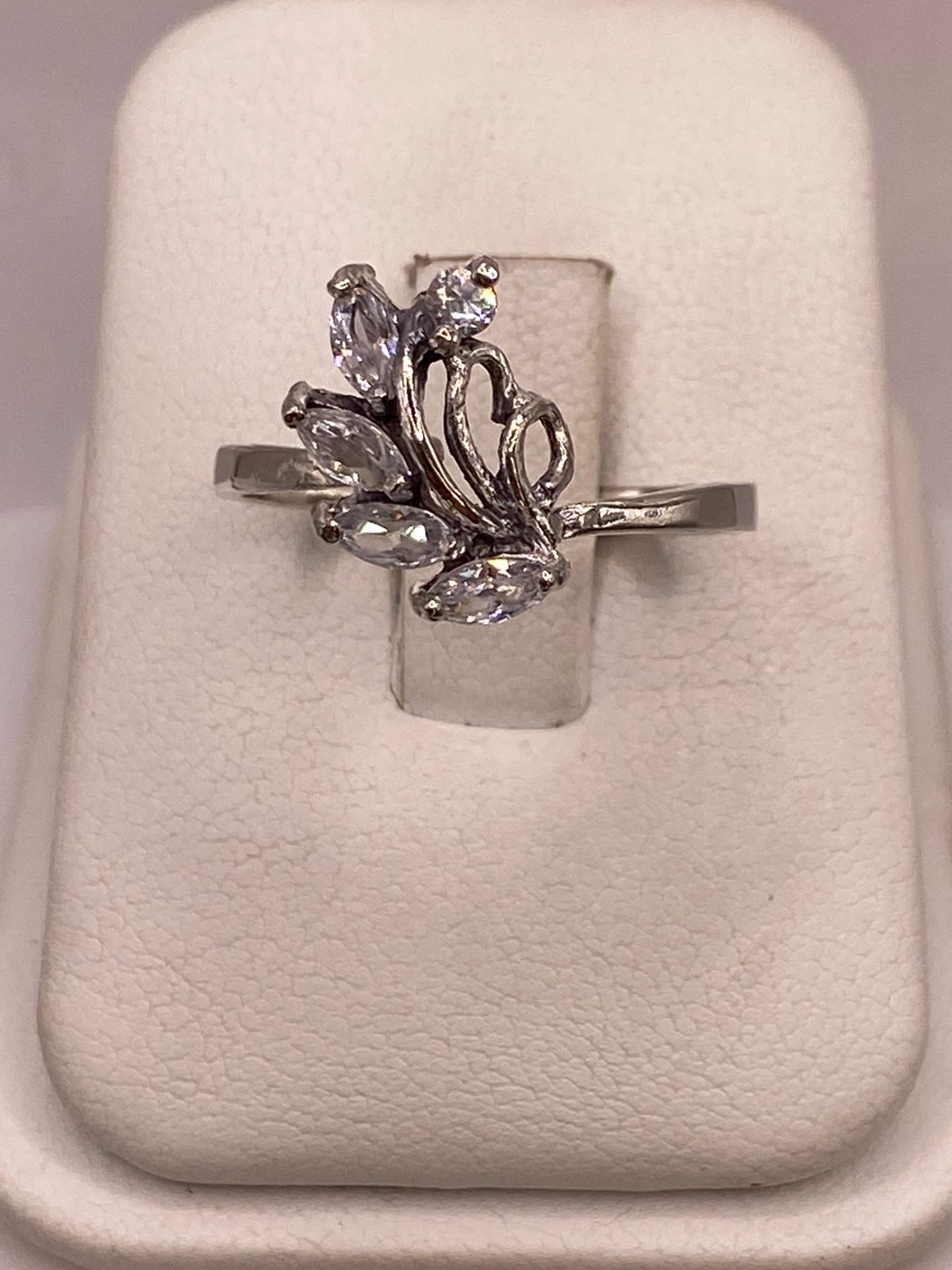 Anillo de Plata 925 con Zirconias Blancas Facetadas, Diseño Floral Abstracto