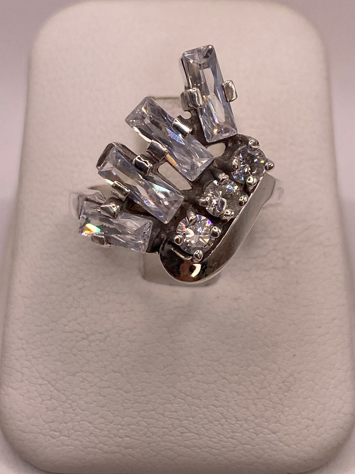 Anillo de Plata 925 con Zirconias Blancas Facetadas, Diseño Moderno Abstracto