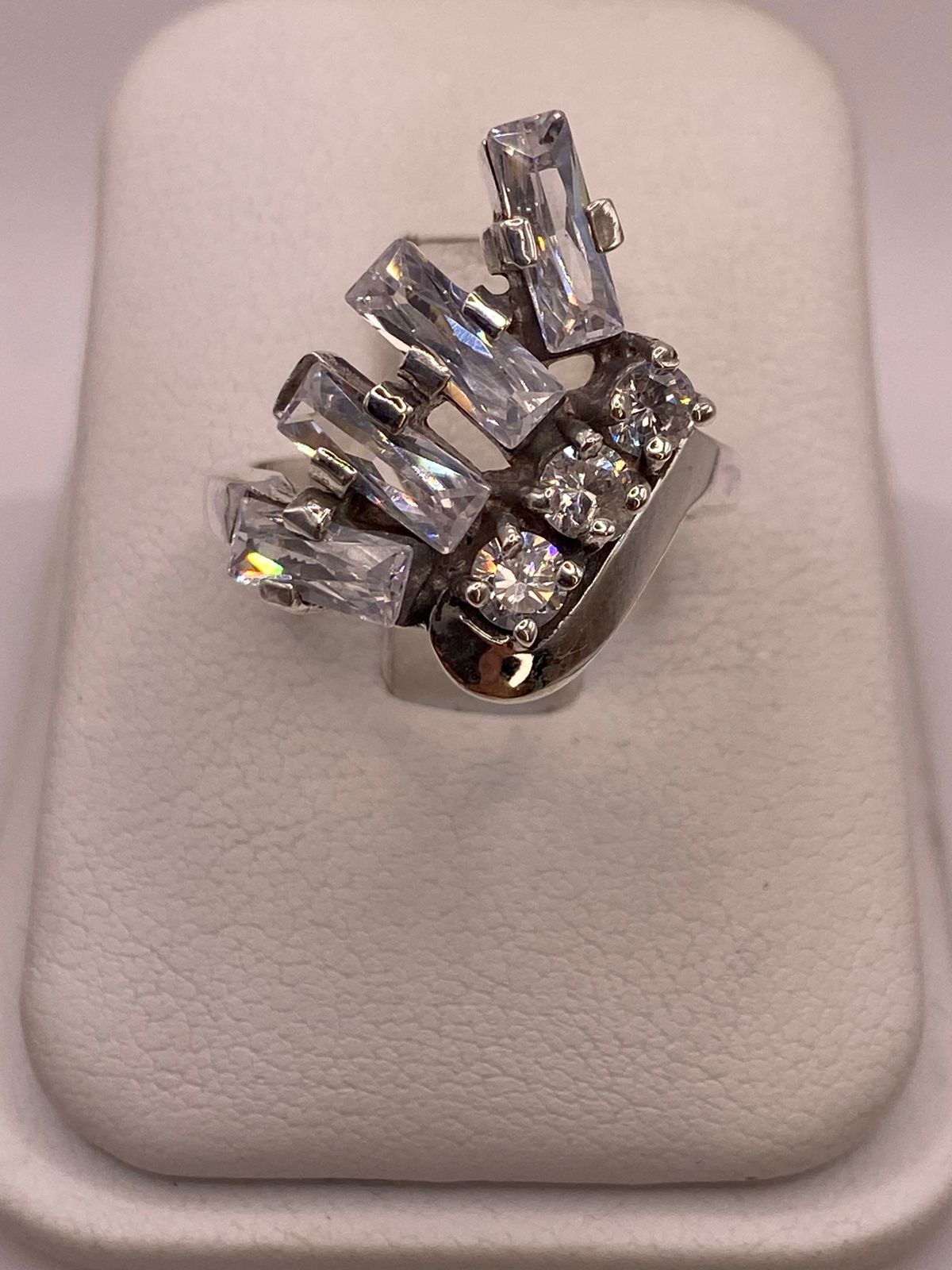 Anillo de Plata 925 con Zirconias Blancas Facetadas, Diseño Moderno Abstracto