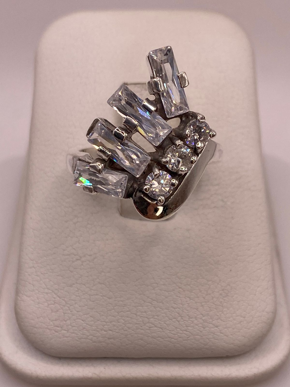 Anillo de Plata 925 con Zirconias Blancas Facetadas, Diseño Moderno Abstracto