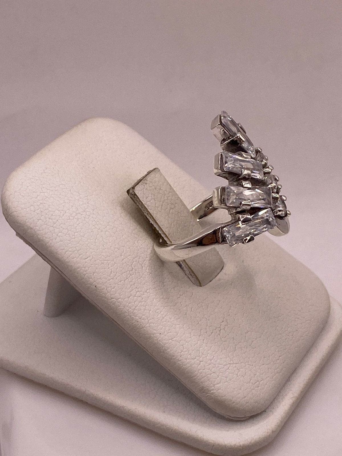 Anillo de Plata 925 con Zirconias Blancas Facetadas, Diseño Moderno Abstracto