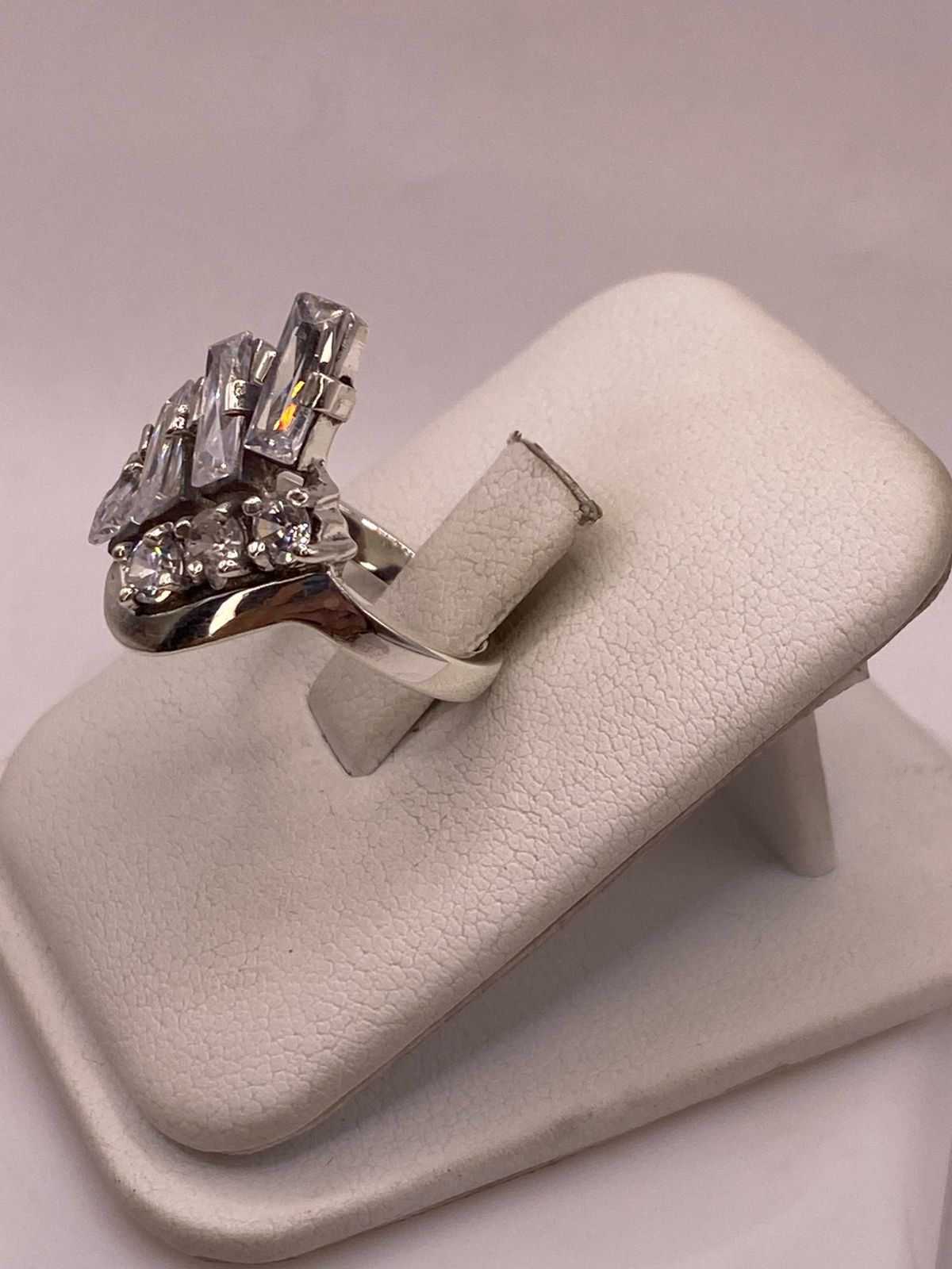 Anillo de Plata 925 con Zirconias Blancas Facetadas, Diseño Moderno Abstracto
