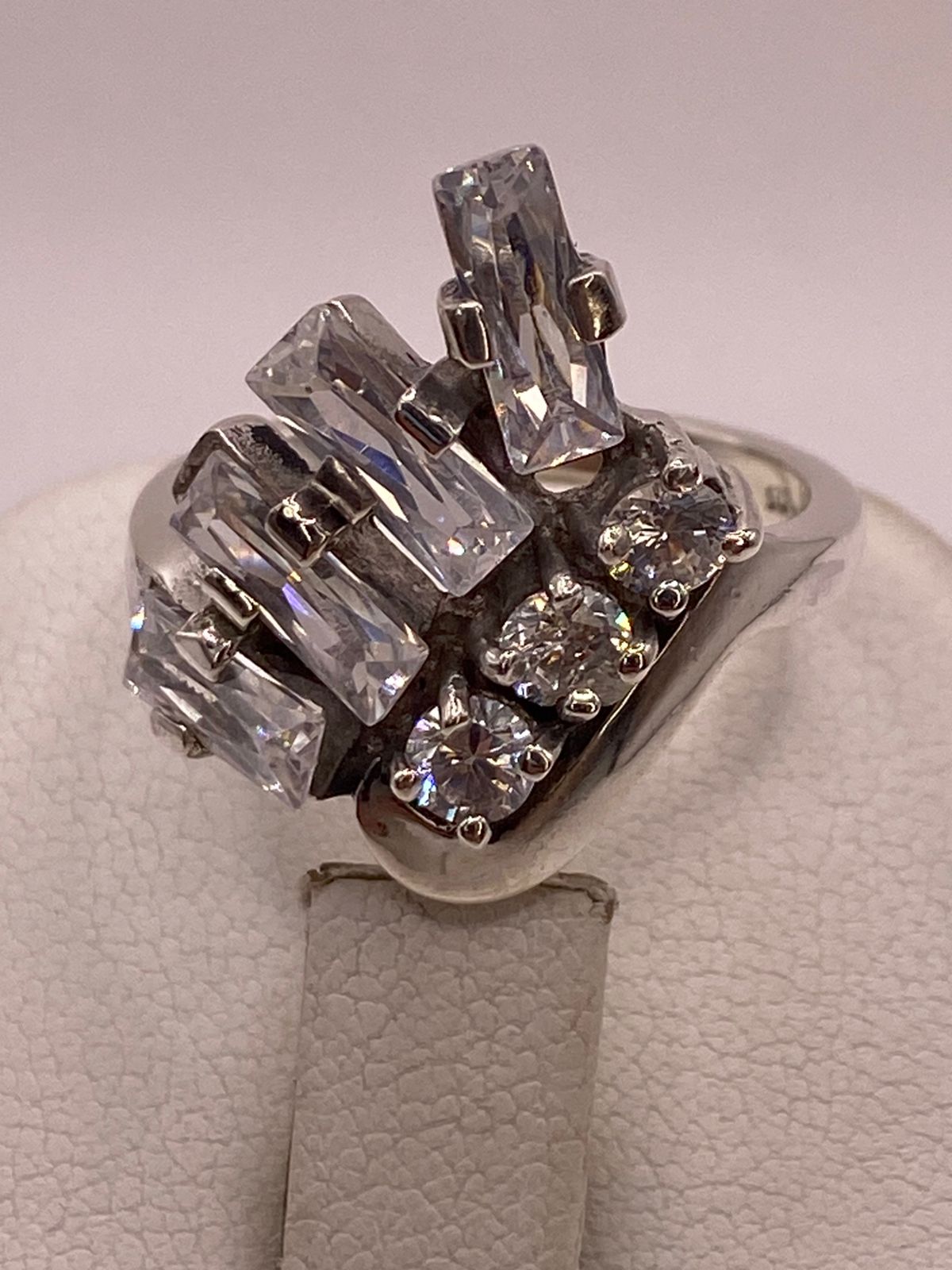Anillo de Plata 925 con Zirconias Blancas Facetadas, Diseño Moderno Abstracto