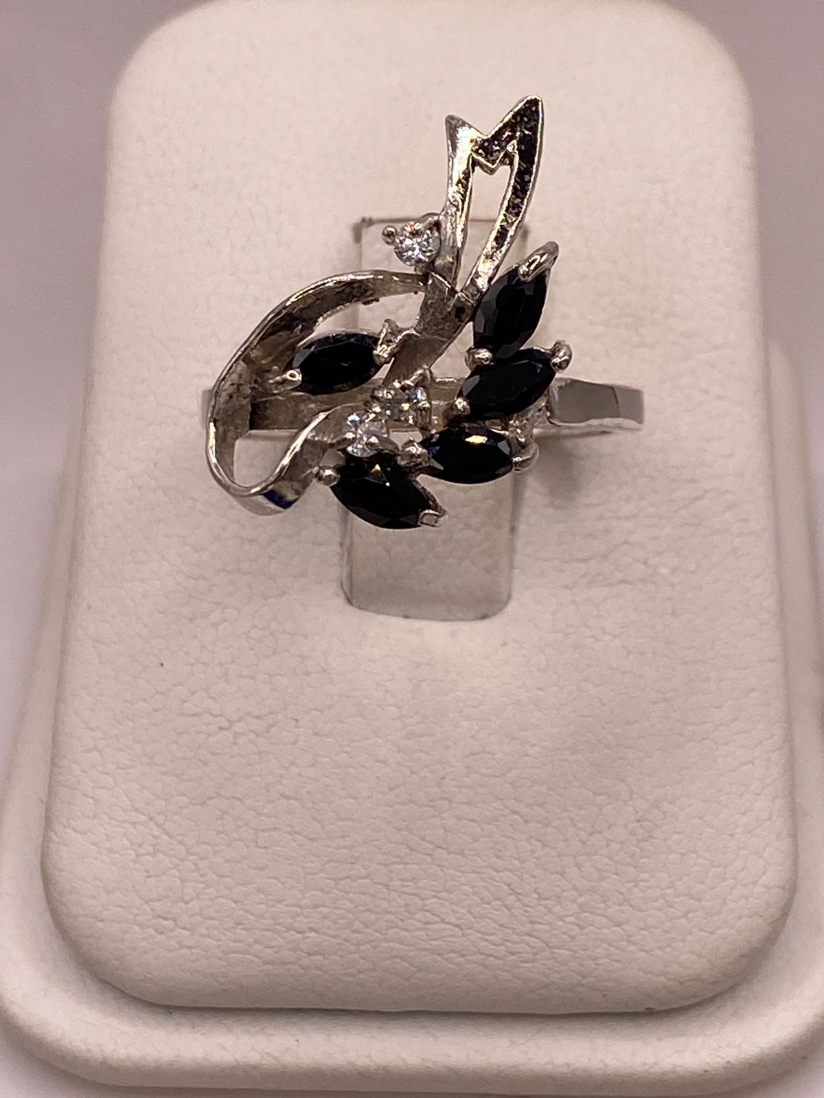 ANILLO DE PLATA 925 CON ZIRCONIAS NEGRAS DISEÑO FLORAL ABSTRACTO