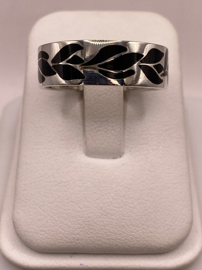 Anillo de Plata .925 con Obsidiana y Figuras de Hojas — vista lateral