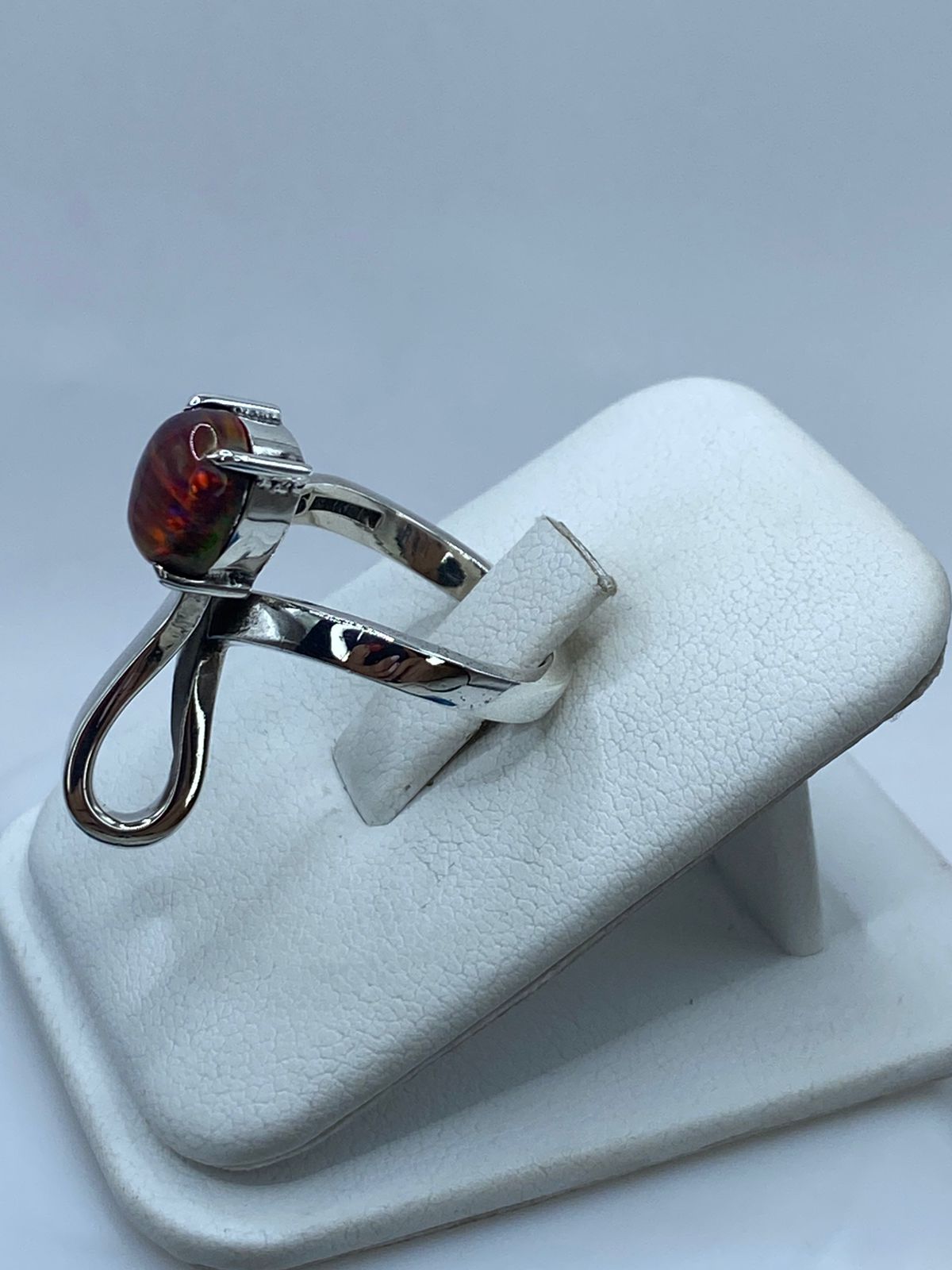 Anillo de Plata .925 con Ópalo de Fuego Naranja-rojo y Destellos Verdes