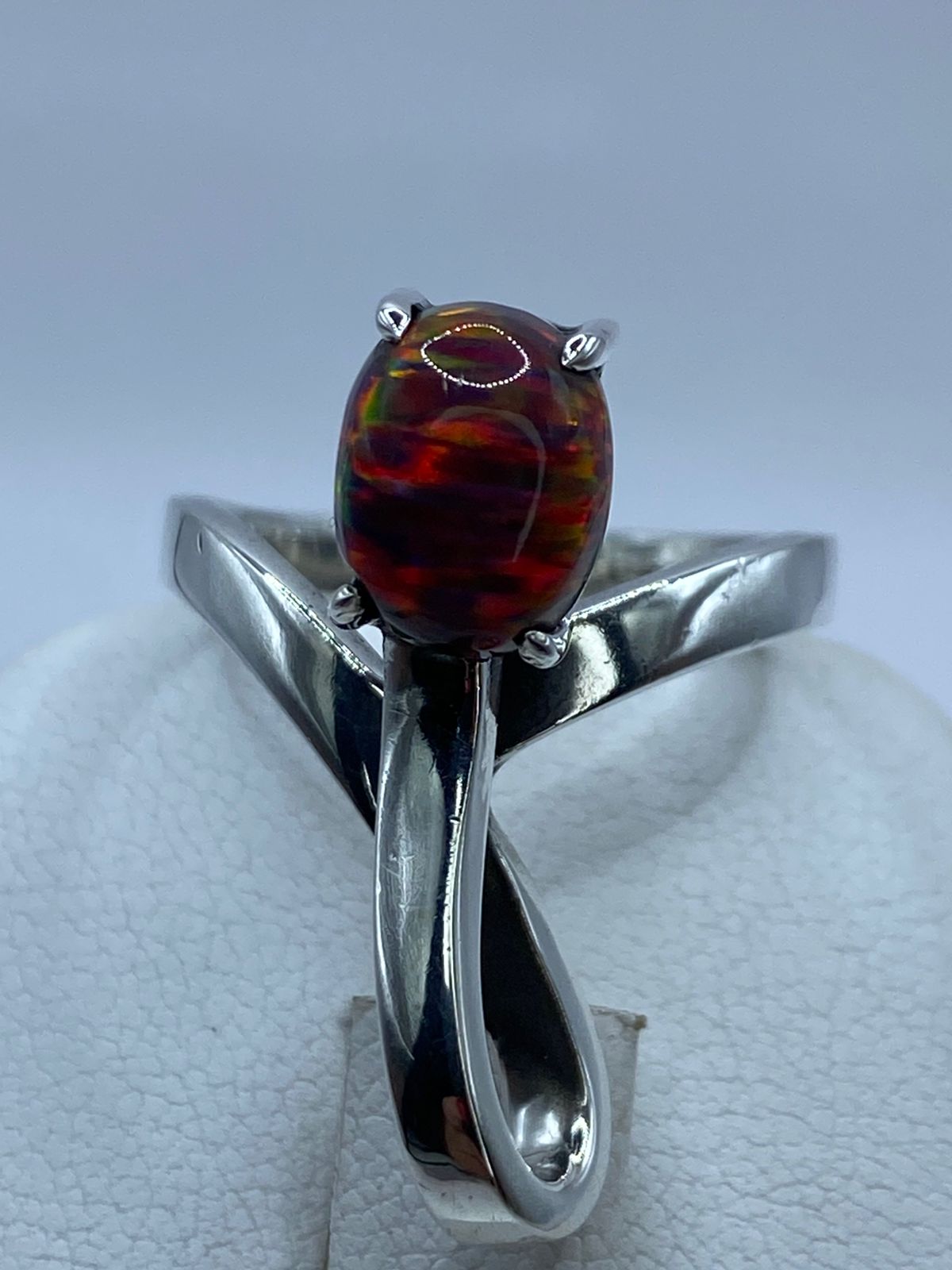 Anillo de Plata .925 con Ópalo de Fuego Naranja-rojo y Destellos Verdes