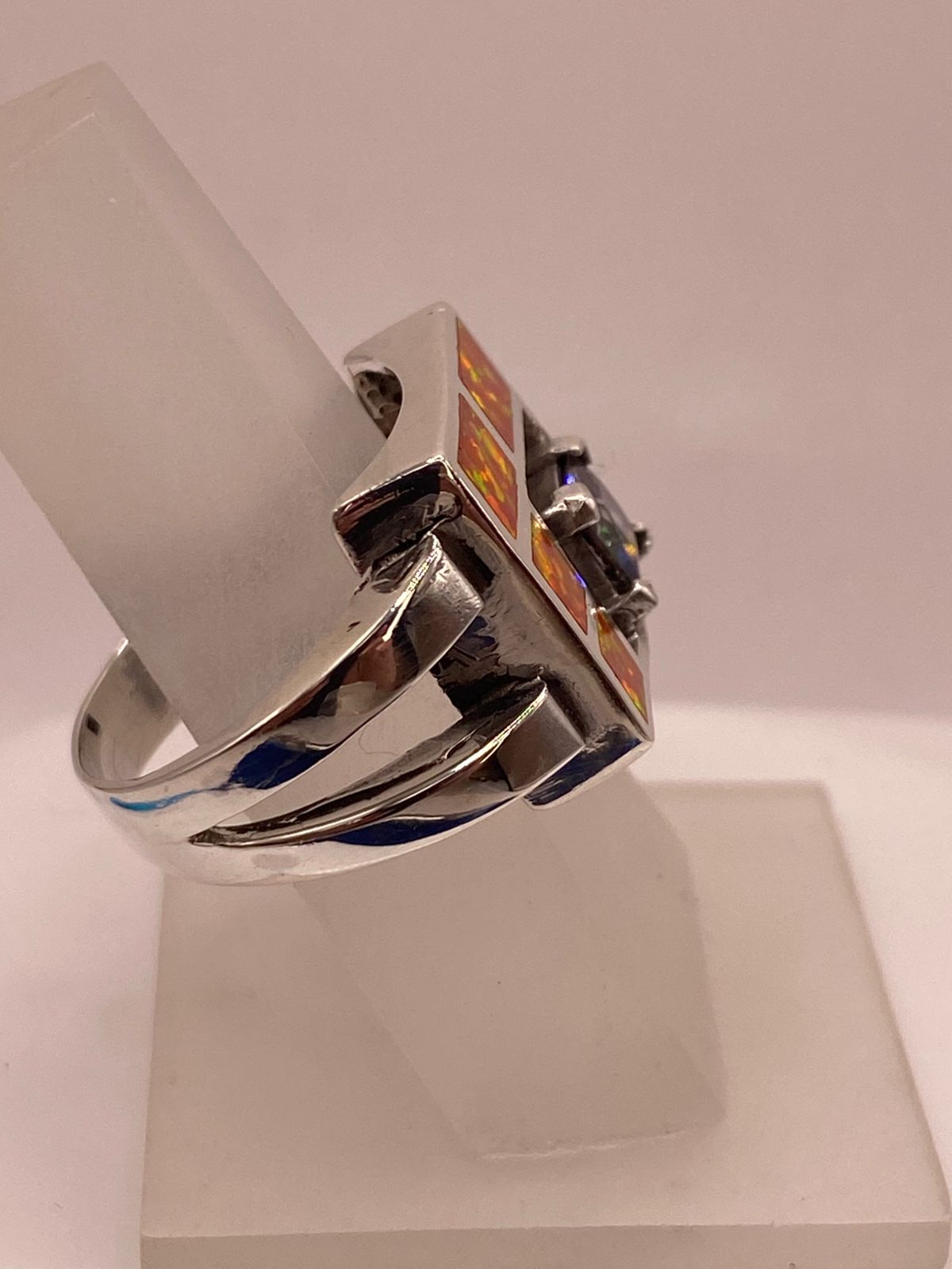 Anillo de Plata .950 con Ópalo de Fuego y Zirconia Multicolor Diseño Geométrico, vista de detalle