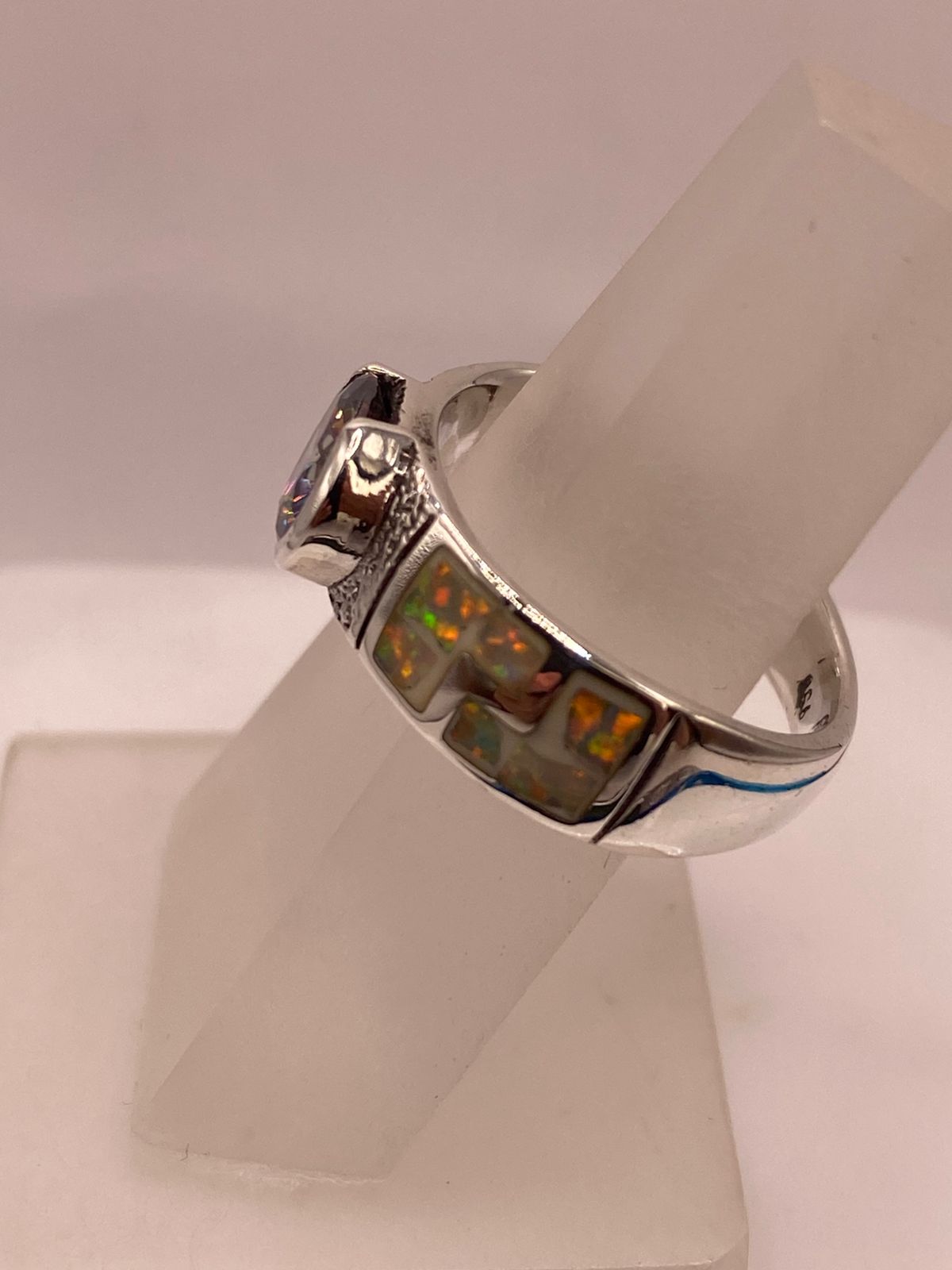 Anillo de Plata .950 con Ópalo de Fuego y Zirconia Multicolor Diseño Greca