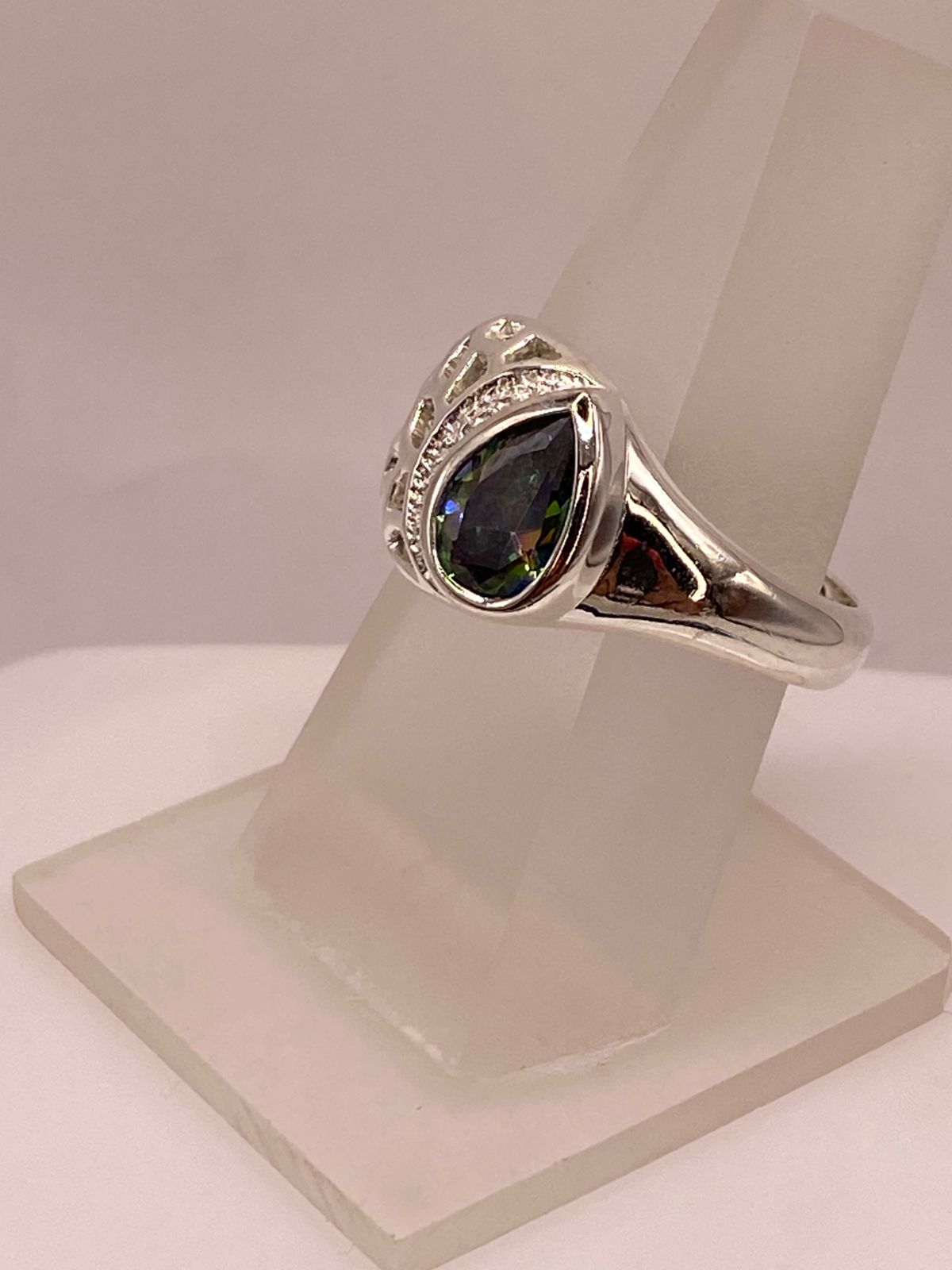 Anillo de Plata 950 con Zirconia Verde Mística Corte Pera