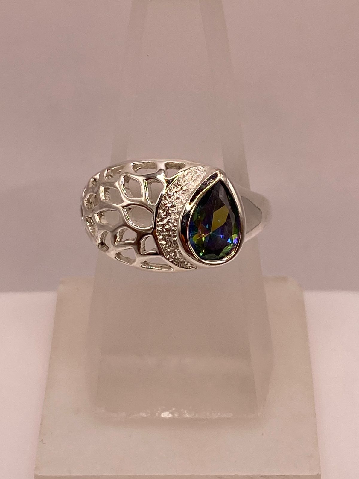 Anillo de Plata 950 con Zirconia Verde Mística Corte Pera