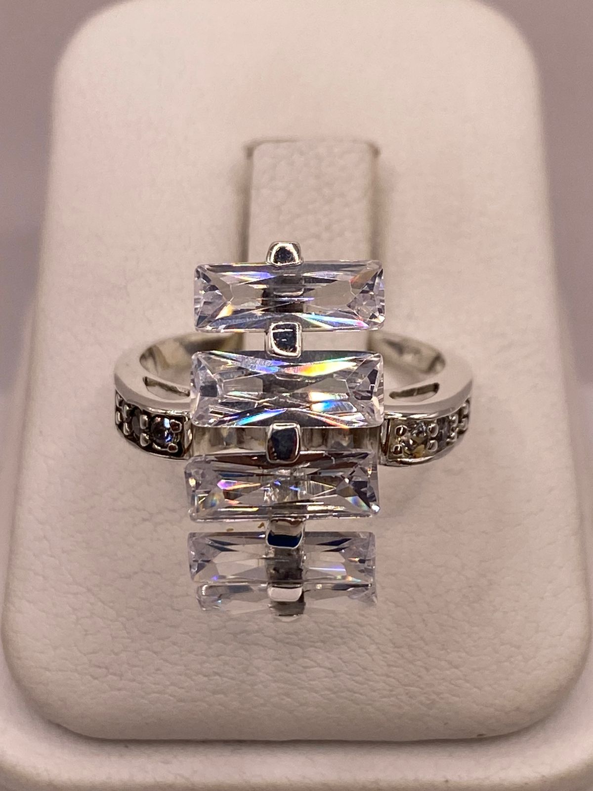 Anillo de Plata Ley 925 con Zirconias Blancas Rectangulares