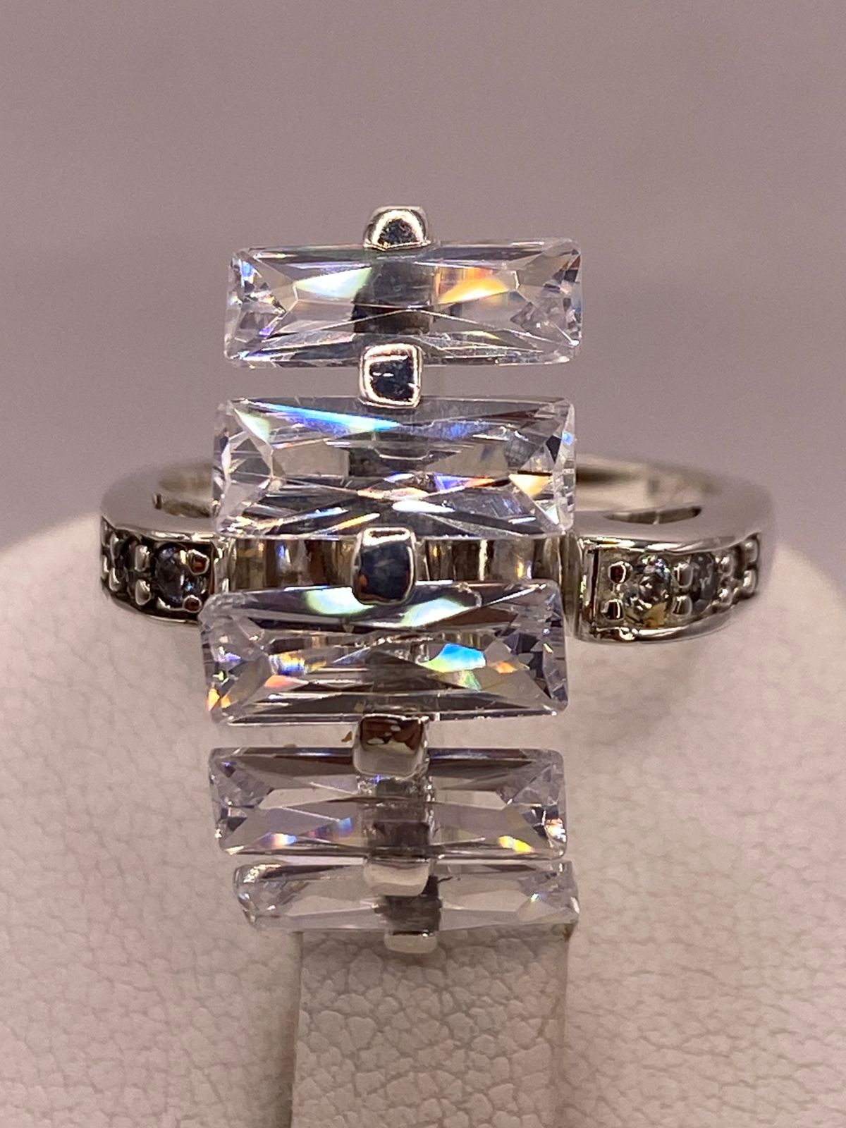 Anillo de Plata Ley 925 con Zirconias Blancas Rectangulares