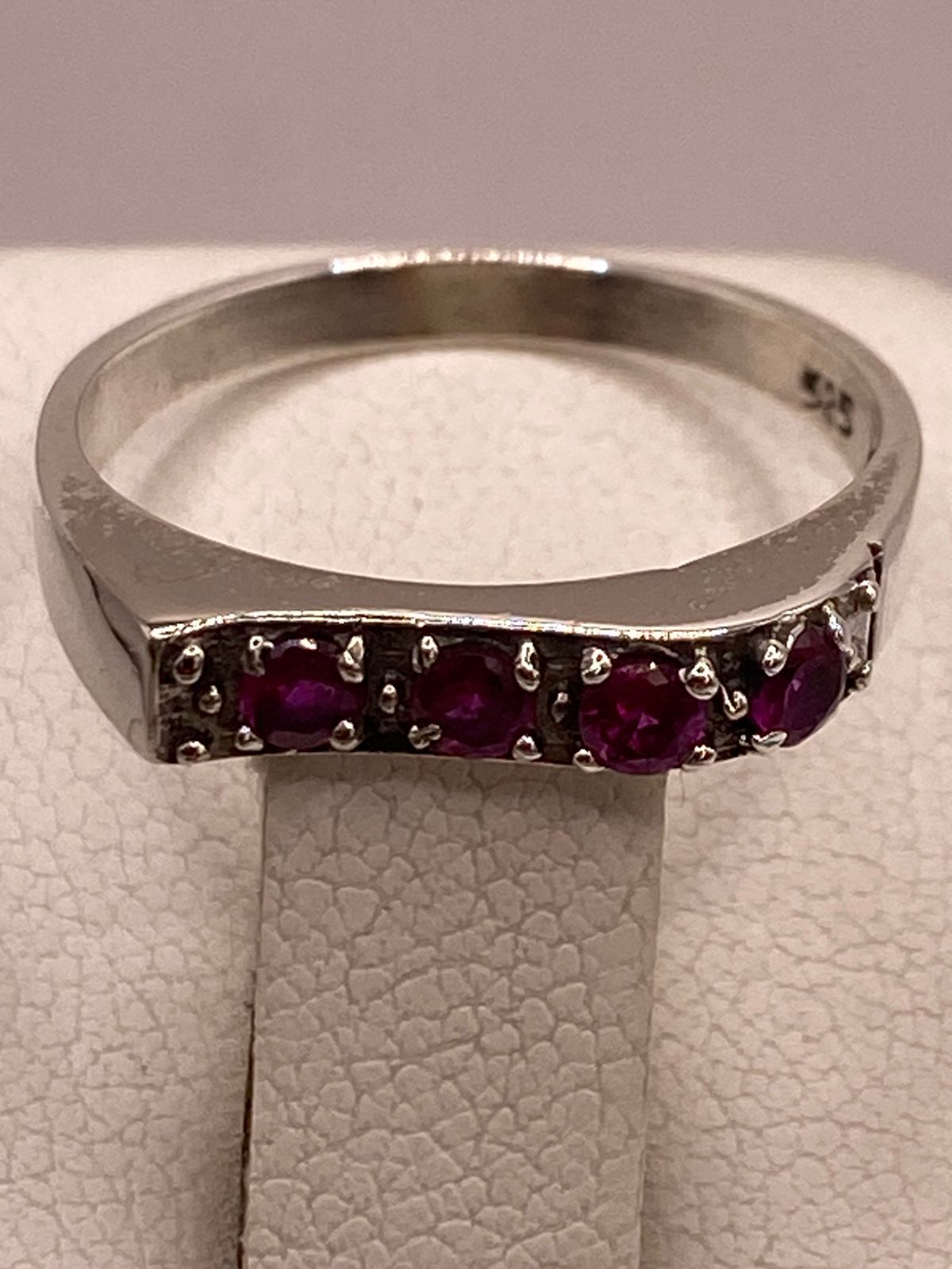 Anillo Recto con Zirconias Fucsia en Plata Ley 925