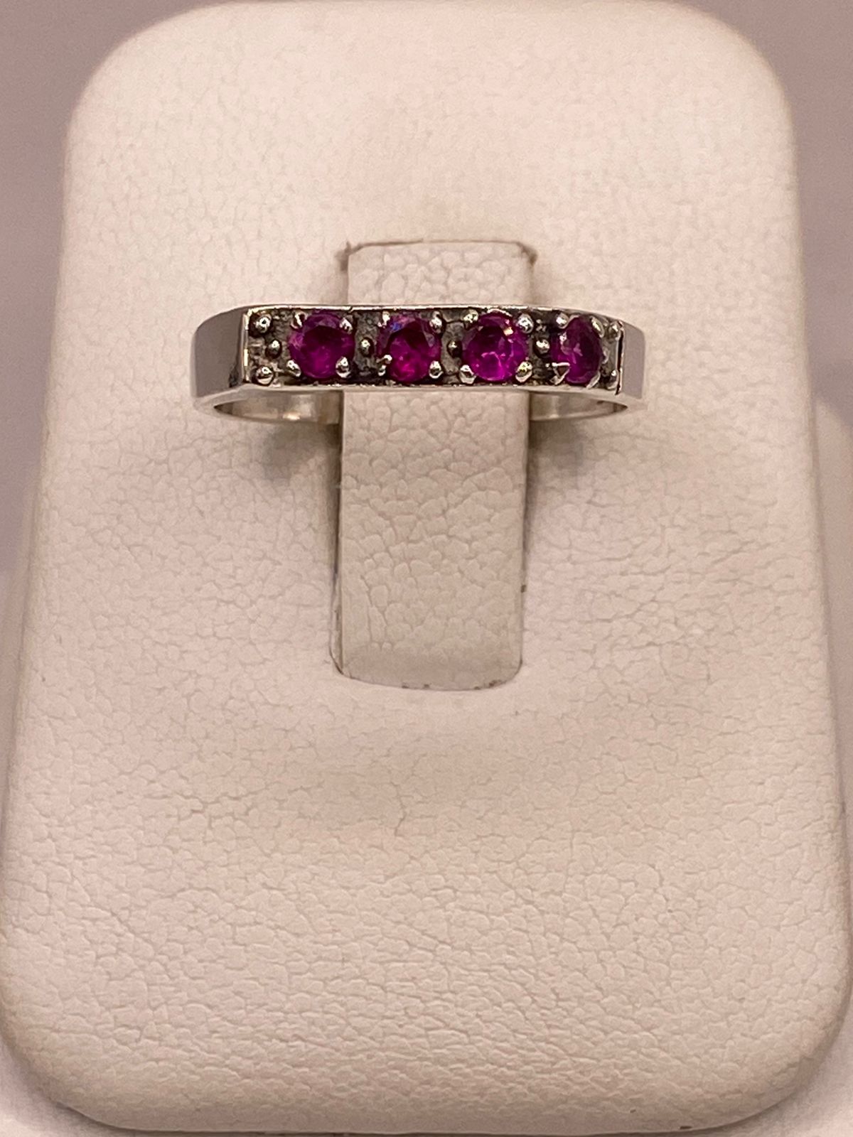 Anillo Recto con Zirconias Fucsia en Plata Ley 925