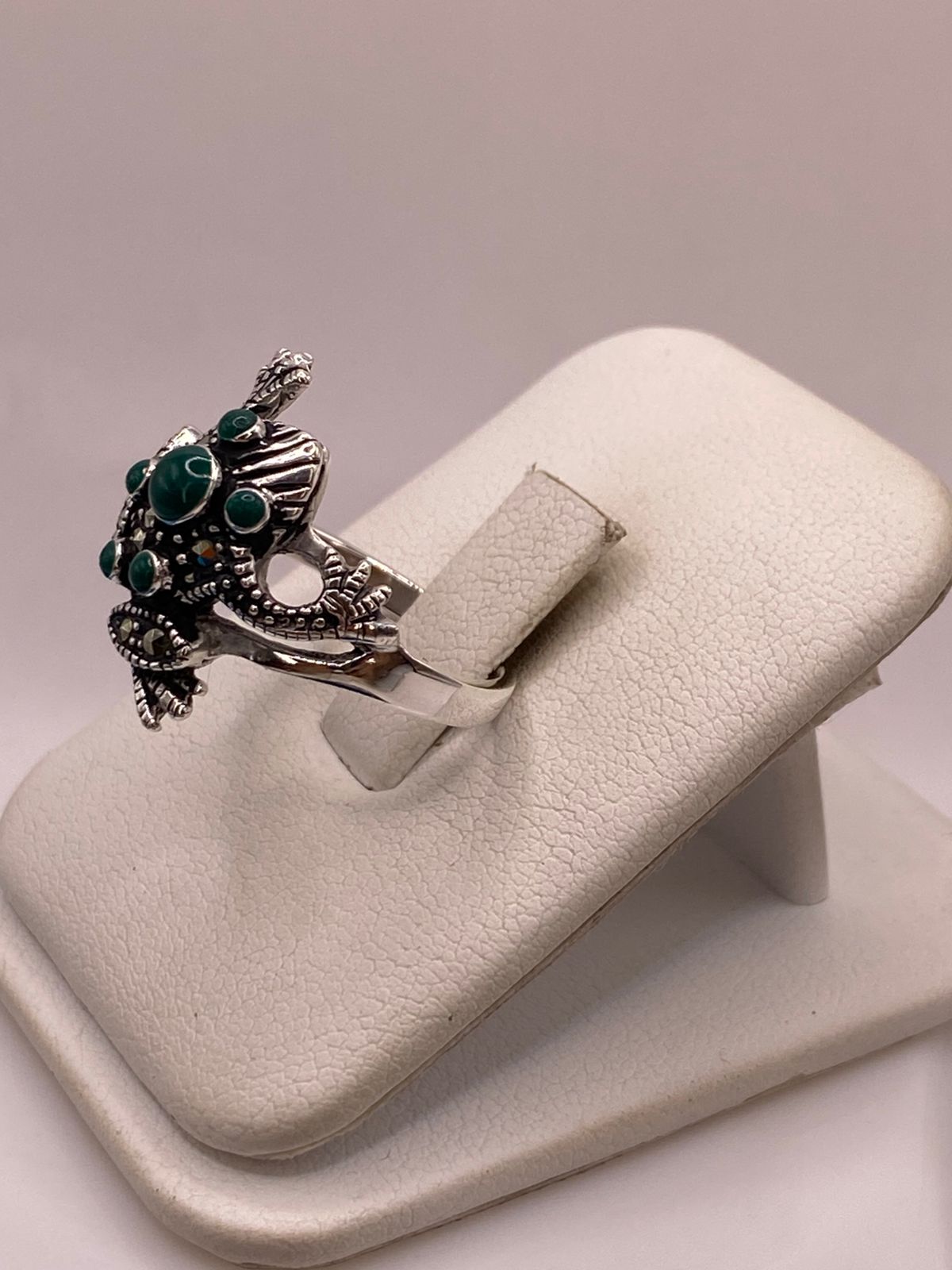 Anillo Sapo Vintage con Marquesitas y Piedras Verdes en Plata Ley 925