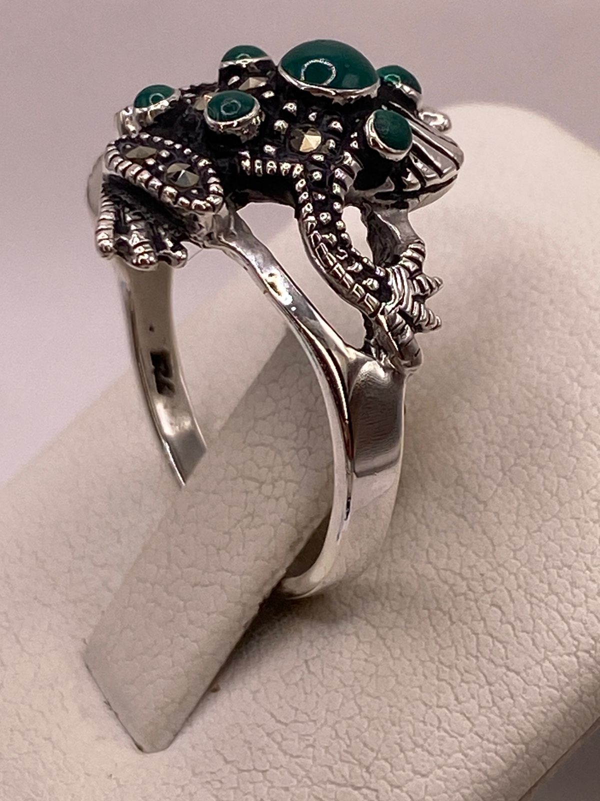 Anillo Sapo Vintage con Marquesitas y Piedras Verdes en Plata Ley 925