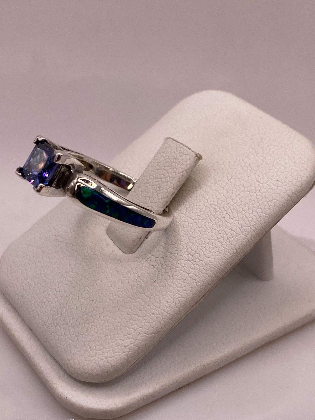 Anillo Soliratio de Plata Ley 950 con Ópalo de Fuego y Zirconia