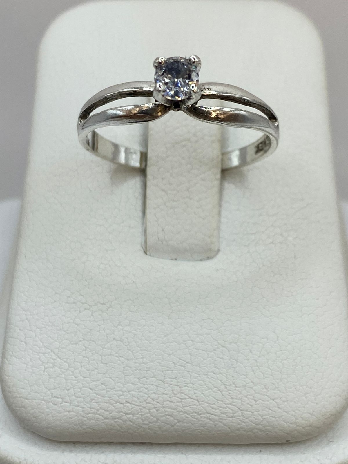 Anillo Solitario Abierto con Zirconia Blanca en Plata Ley 925