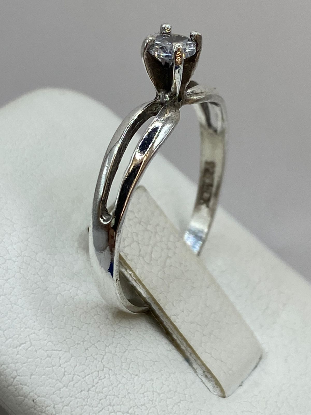 Anillo Solitario Abierto con Zirconia Blanca en Plata Ley 925