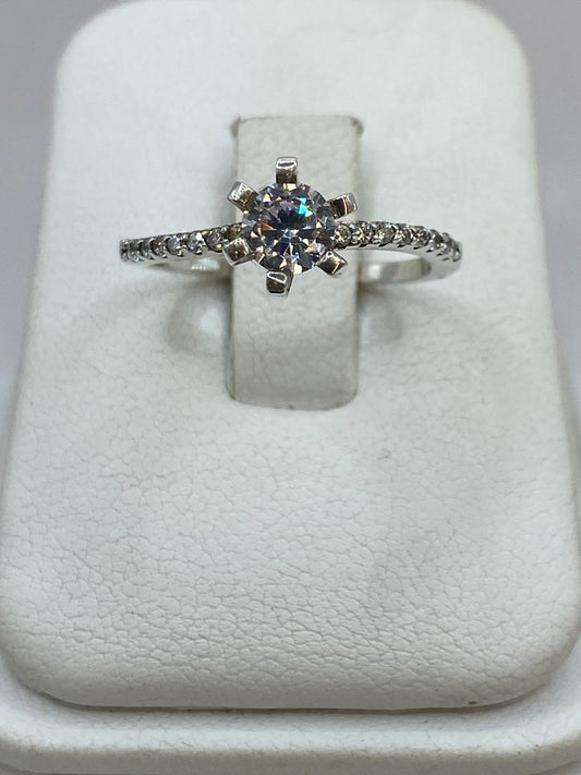 Anillo Solitario Clásico con Zirconia en Plata 925, vista frontal