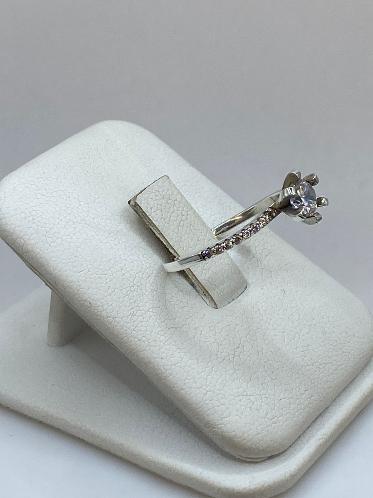 Anillo Solitario Clásico con Zirconia en Plata 925