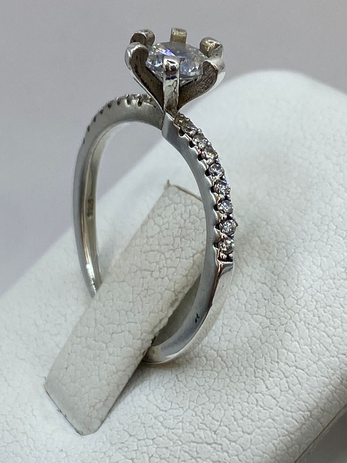 Anillo Solitario Clásico con Zirconia en Plata 925