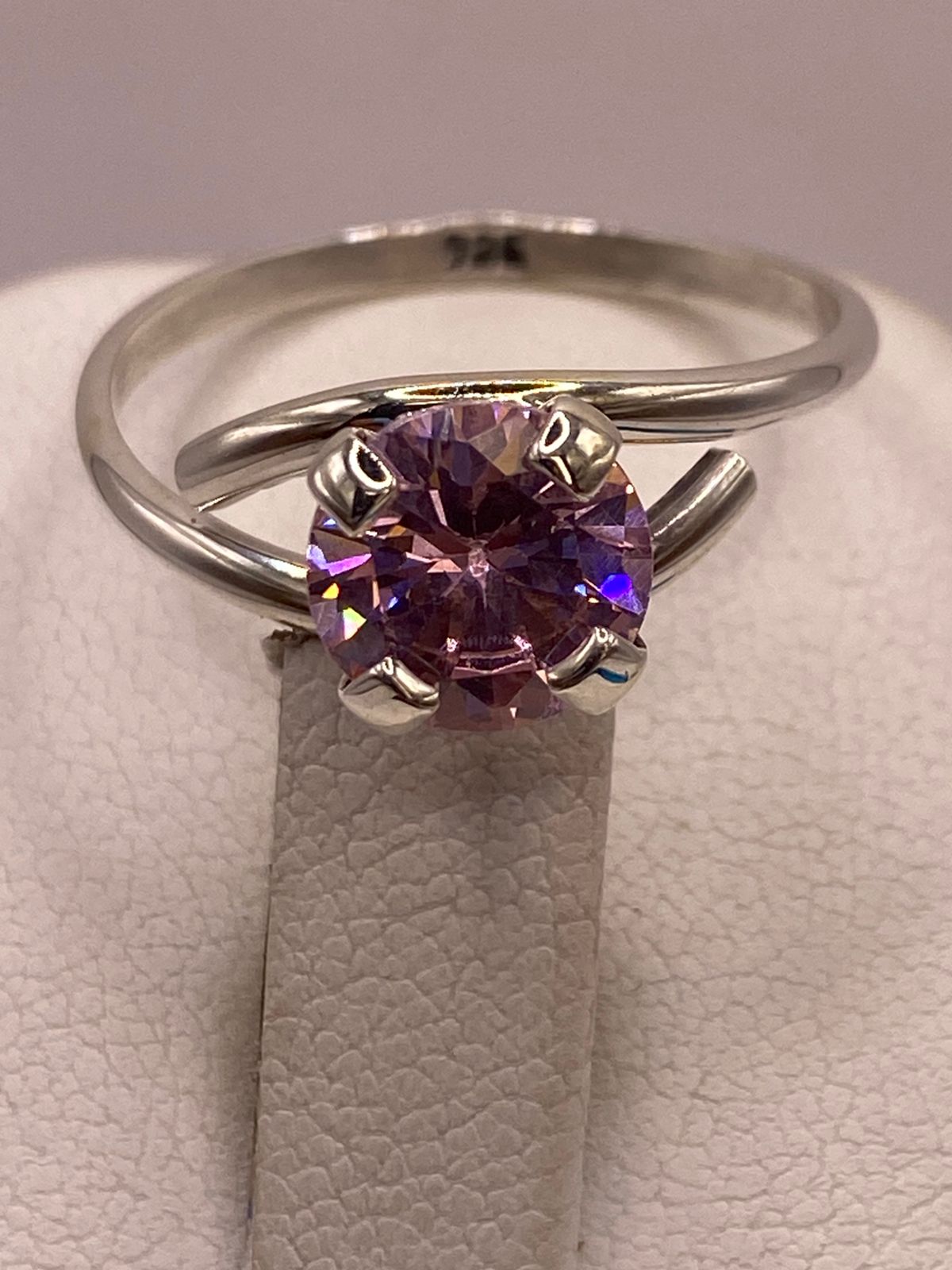 Anillo Solitario Cruzado de Plata Ley 925 con Zirconia Rosa