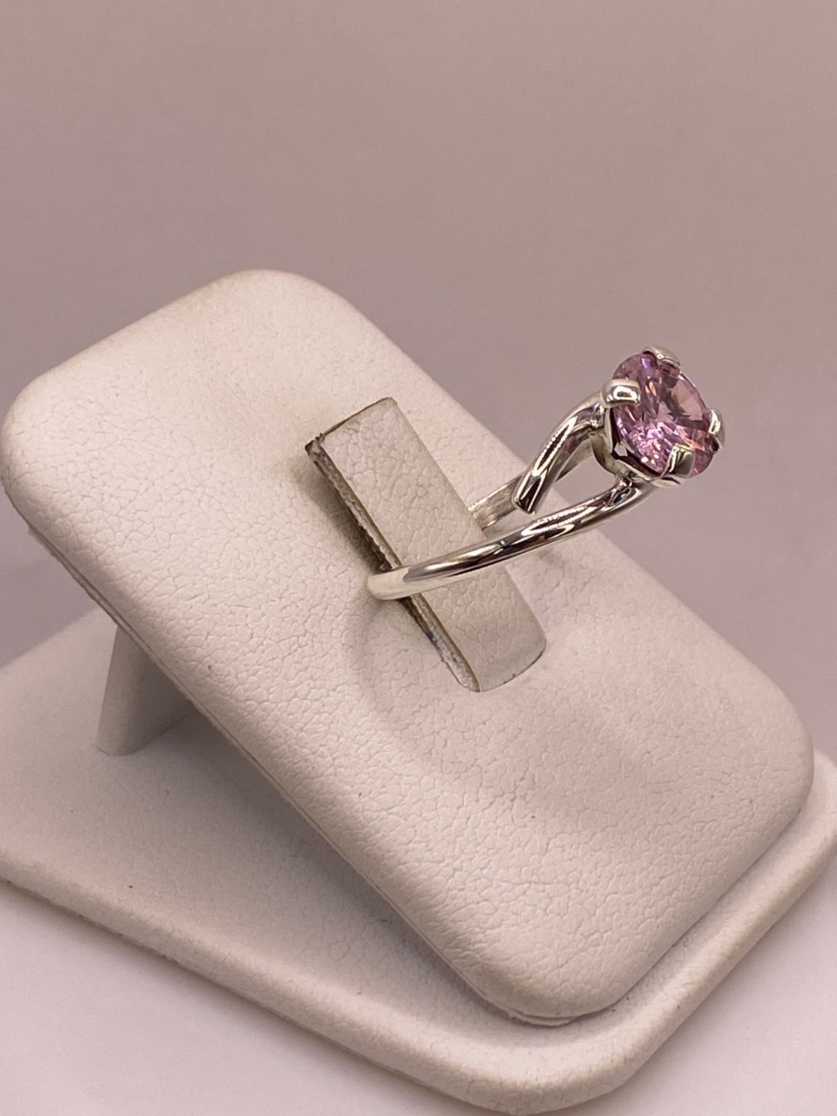 Anillo Solitario Cruzado de Plata Ley 925 con Zirconia Rosa