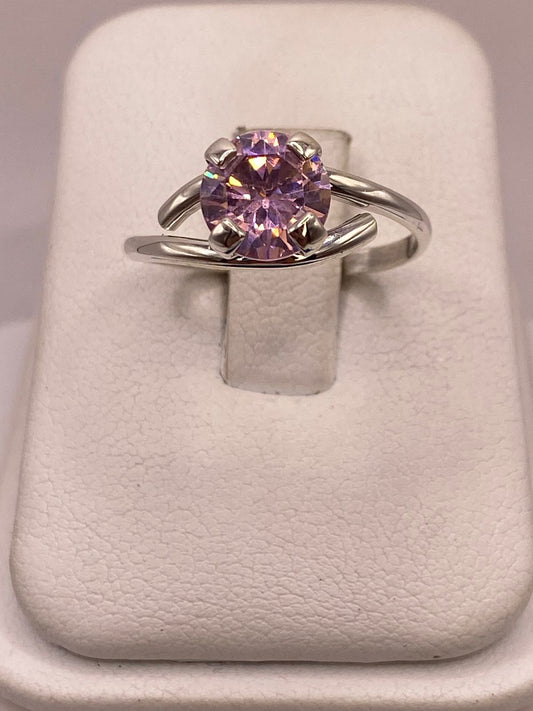 Anillo Solitario Cruzado de Plata Ley 925 con Zirconia Rosa, vista frontal