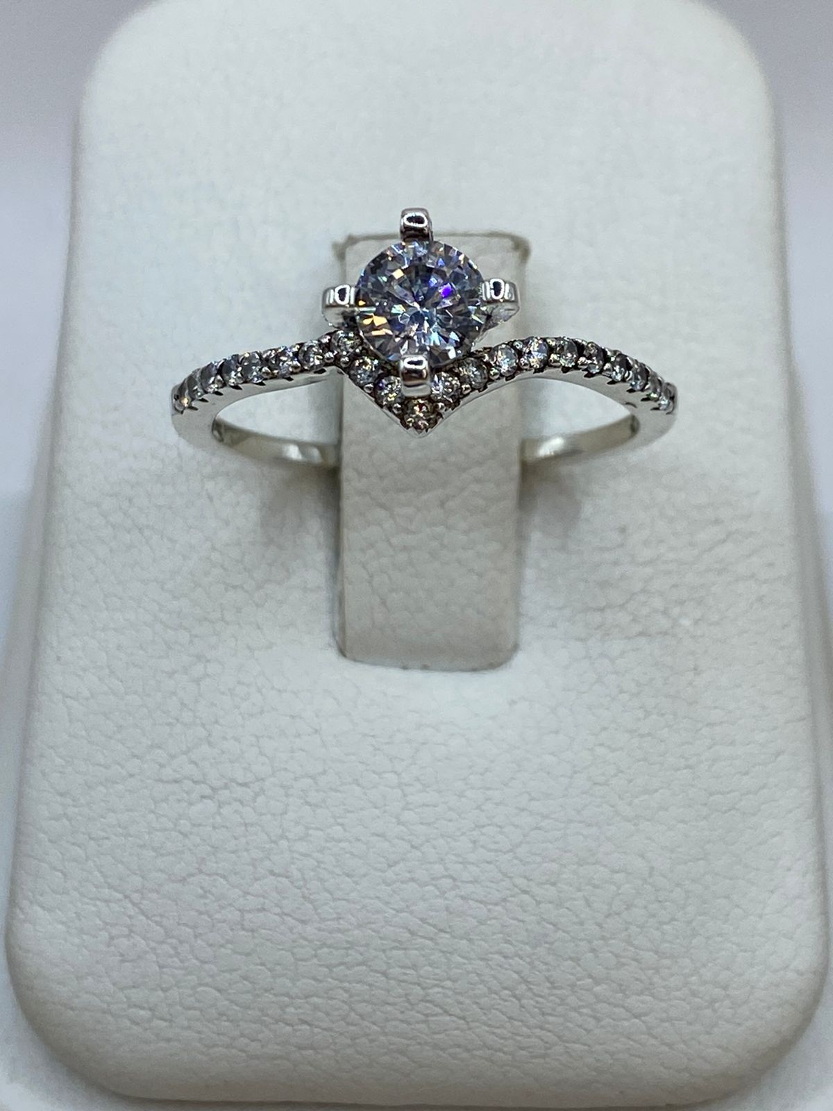Anillo Solitario Elegante con Zirconia en Plata 925