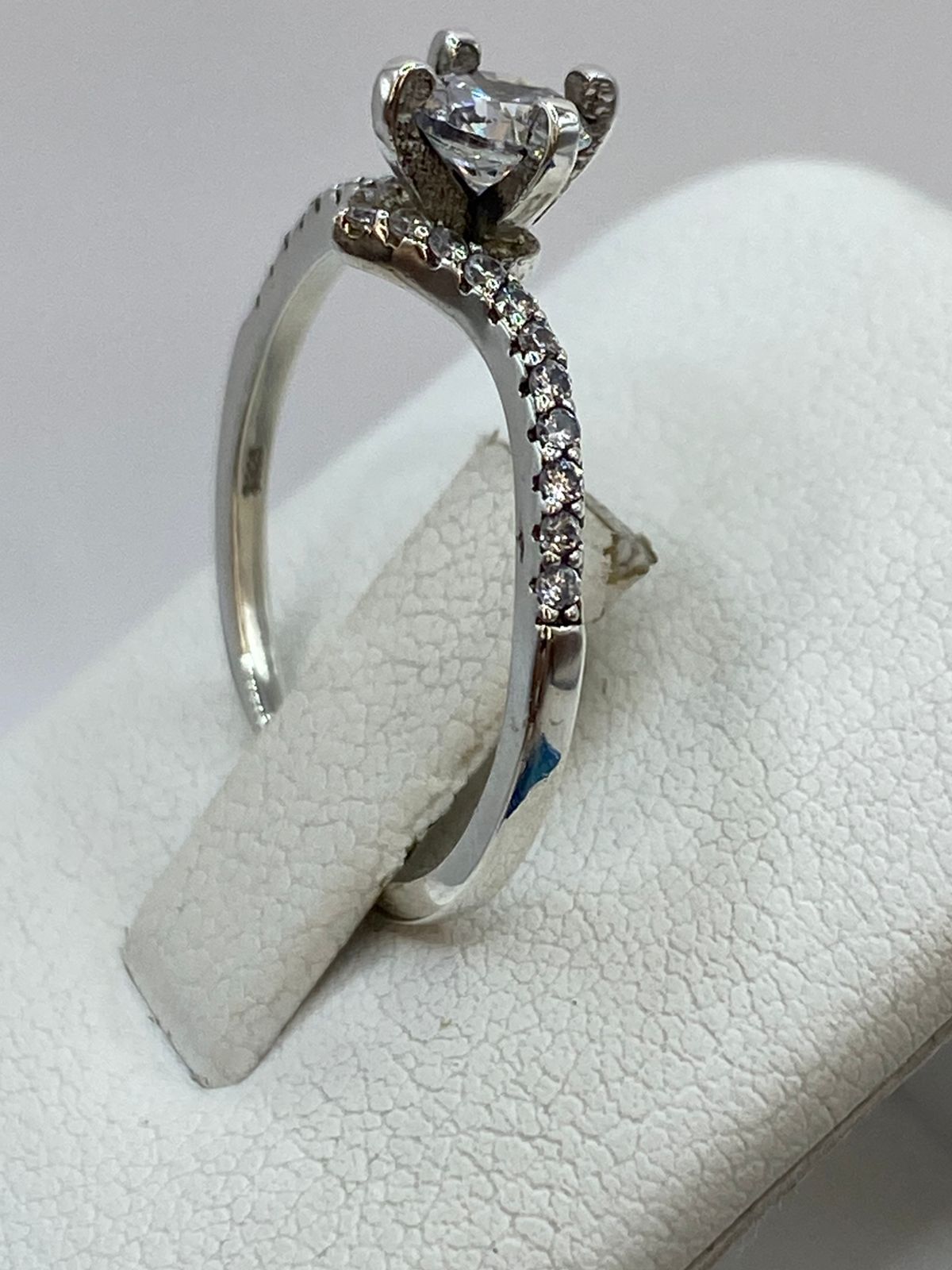 Anillo Solitario Elegante con Zirconia en Plata 925