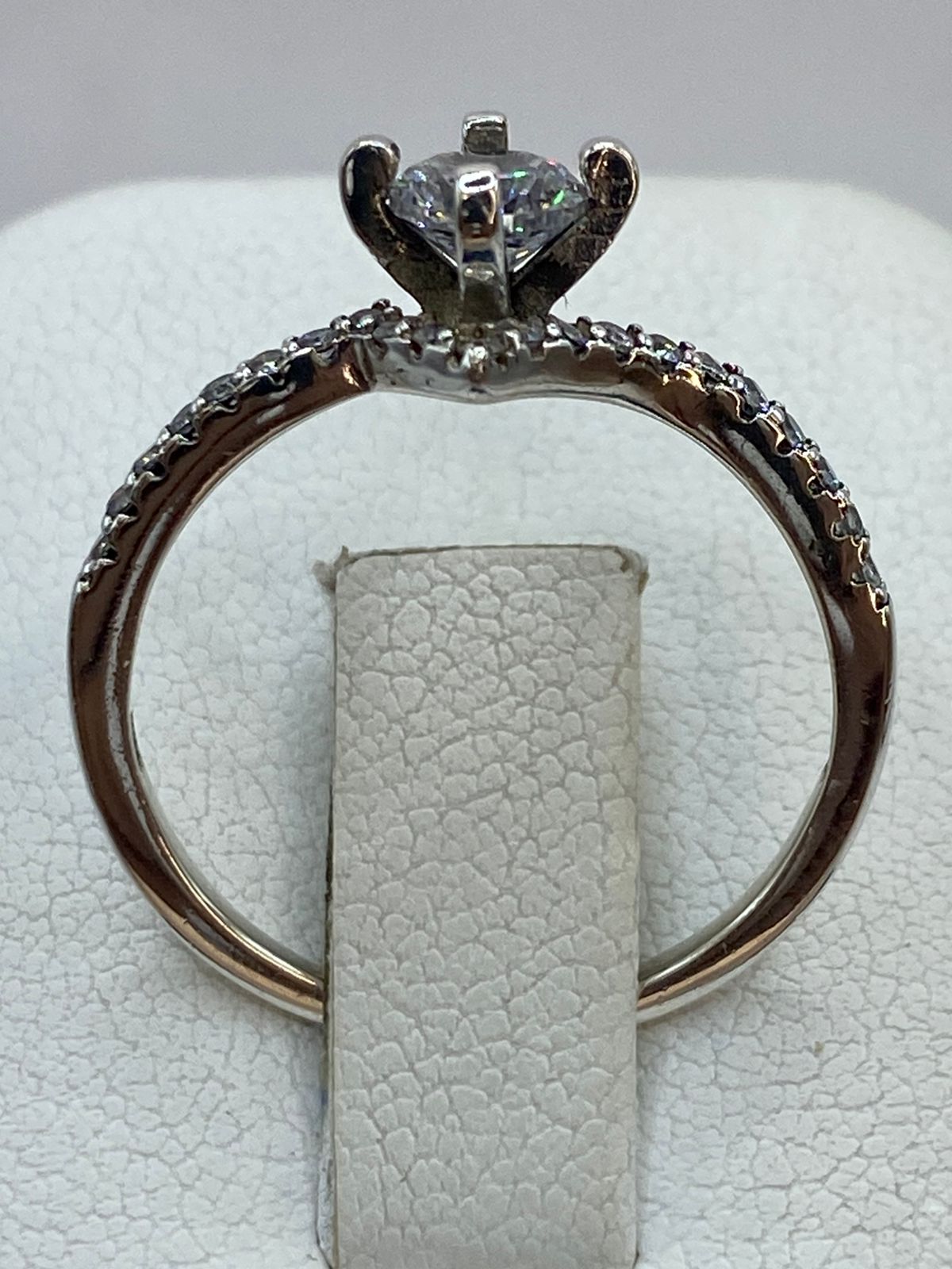 Anillo Solitario Elegante con Zirconia en Plata 925