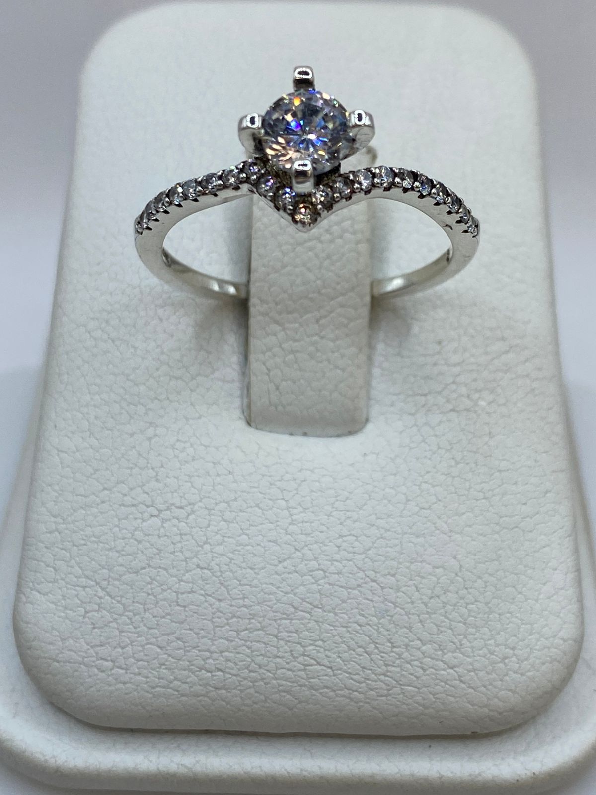 Anillo Solitario Elegante con Zirconia en Plata 925