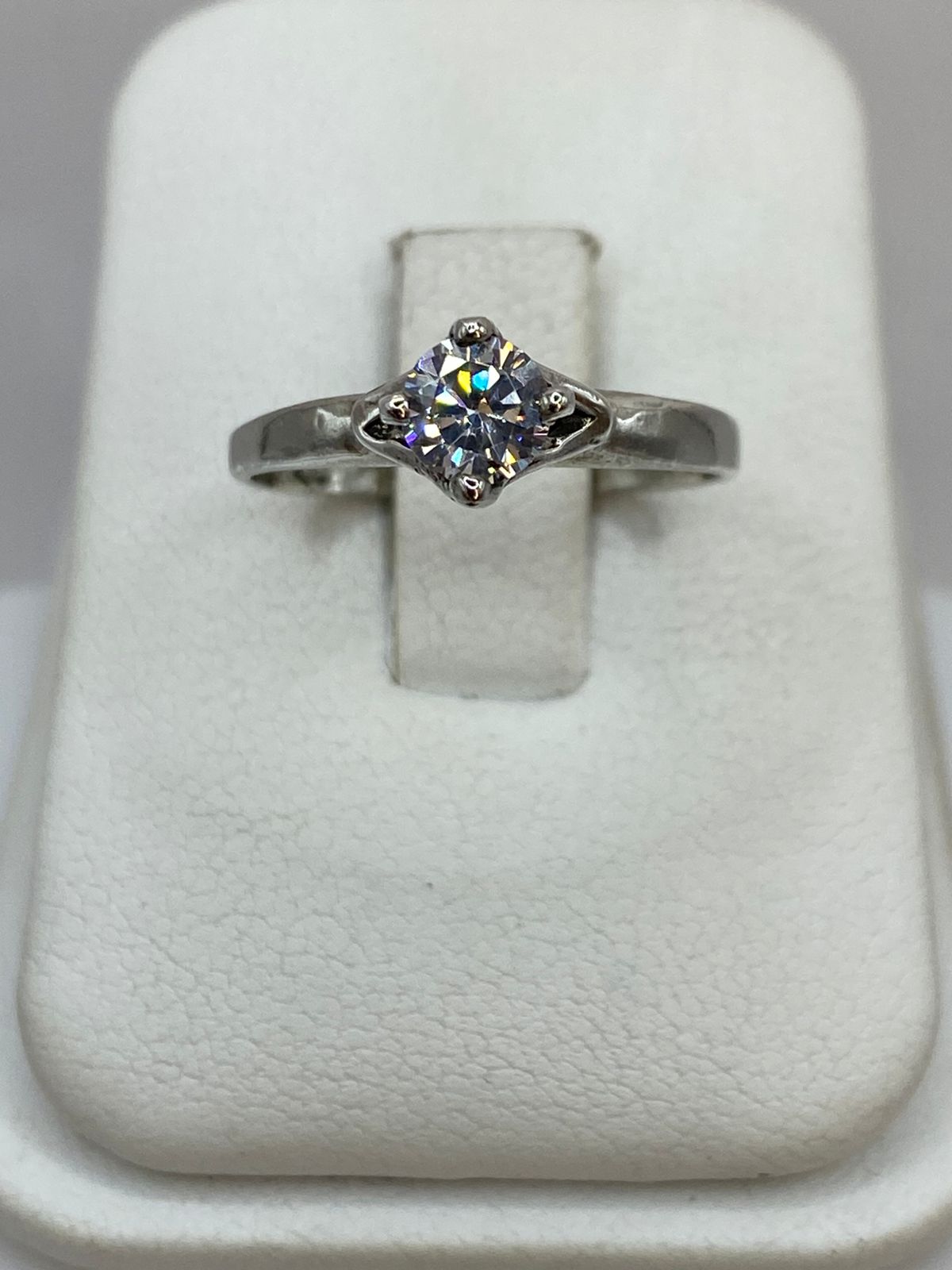 Anillo Solitario Moderno con Zirconia Blanca en Plata Ley 925