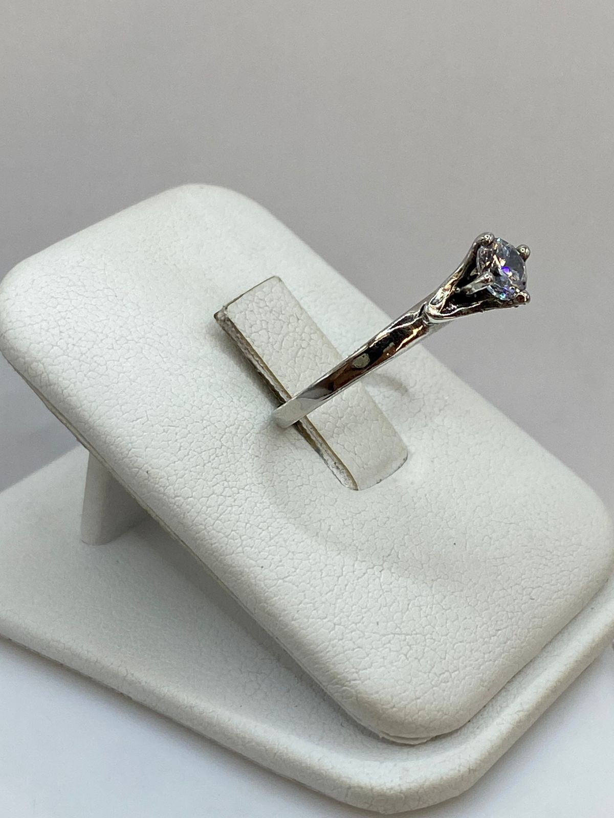 Anillo Solitario Moderno con Zirconia Blanca en Plata Ley 925