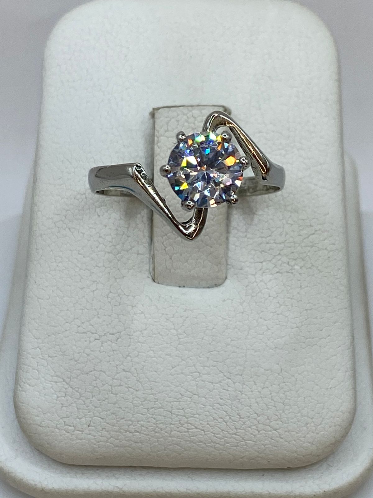 Anillo Solitario Ondulado con Zirconia Blanca en Plata Ley 925