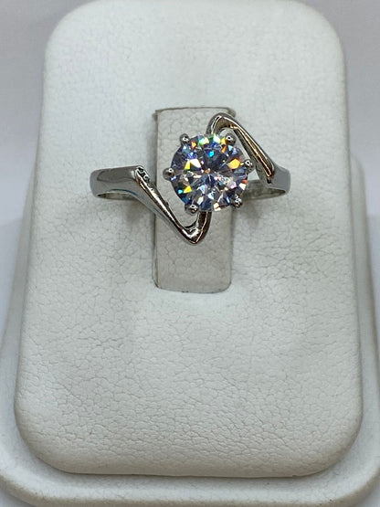 Anillo Solitario Ondulado con Zirconia Blanca en Plata Ley 925