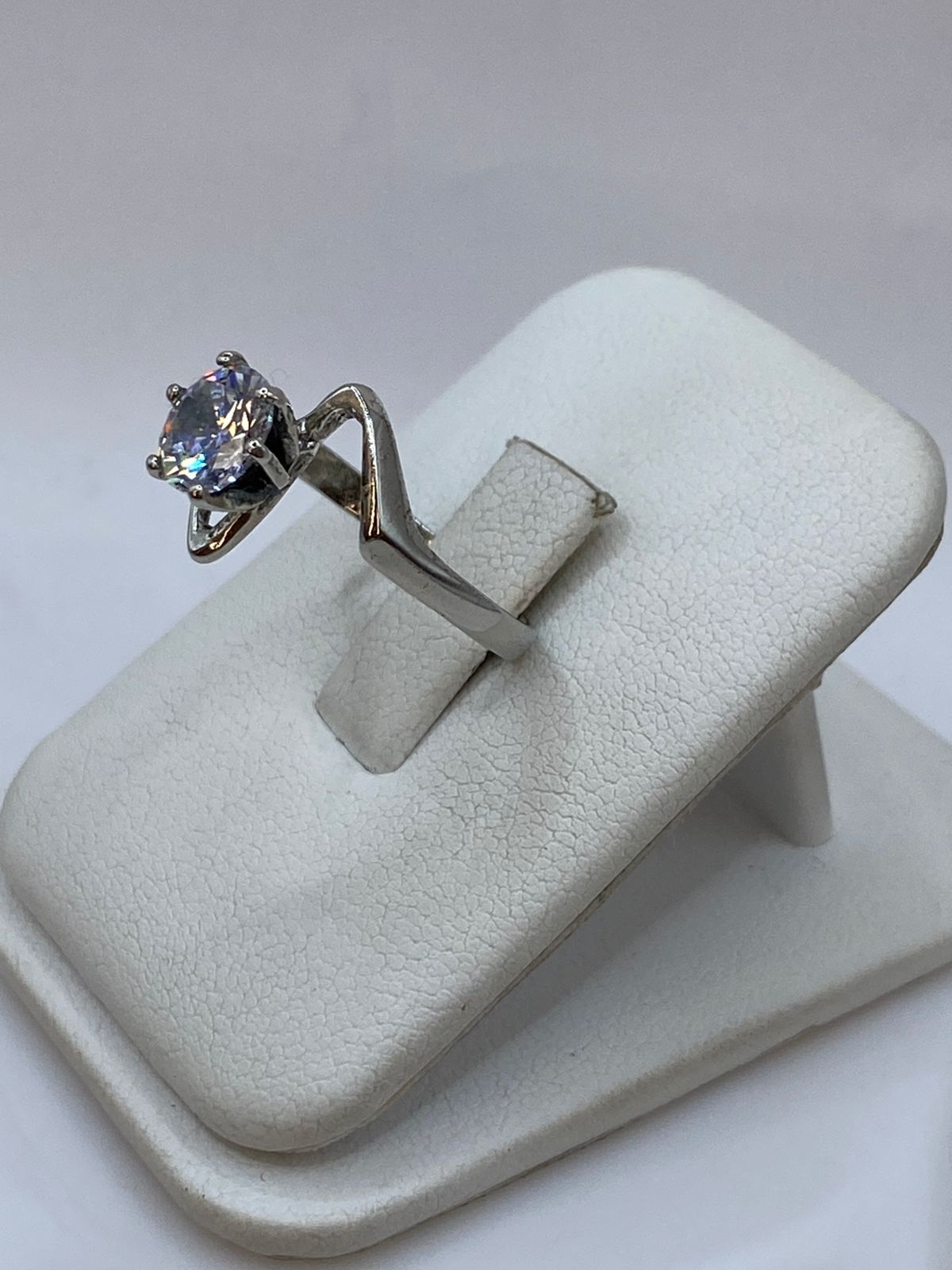 Anillo Solitario Ondulado con Zirconia Blanca en Plata Ley 925